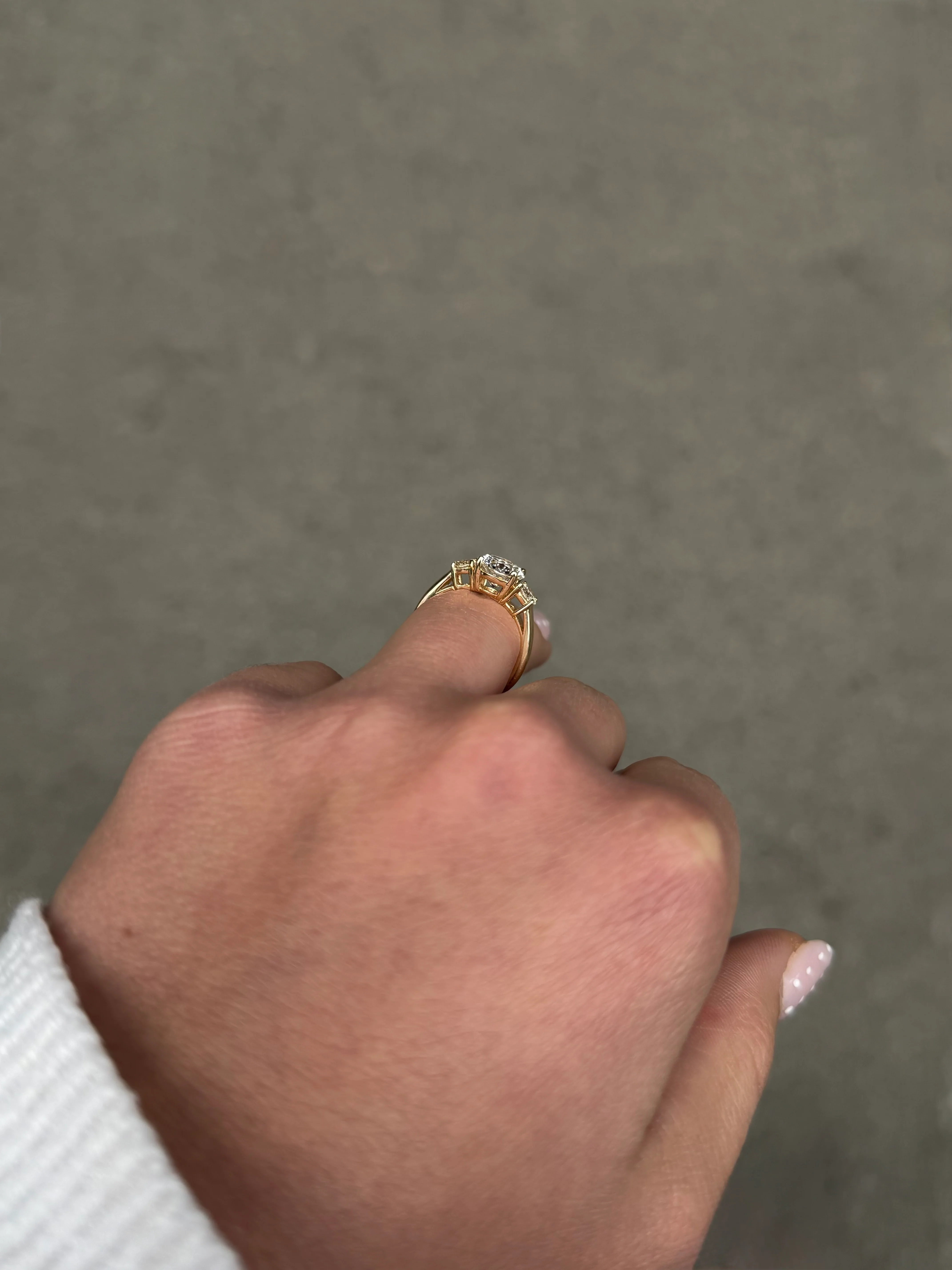 Ladies 3 Stone Round Diamond Engagement Ring - Image 4