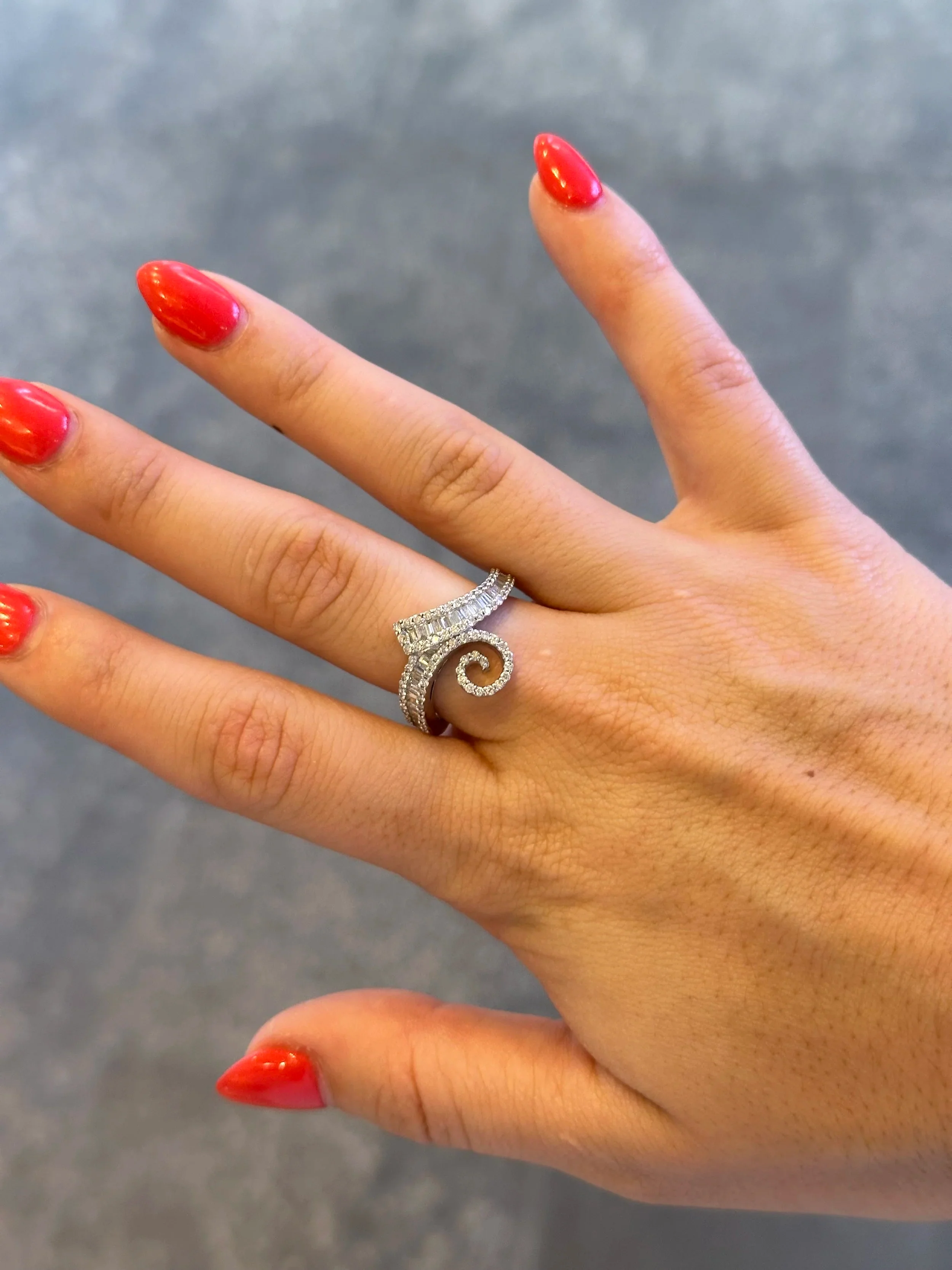 Ladies Baguette and Twisting Round Diamond Ring - Image 2