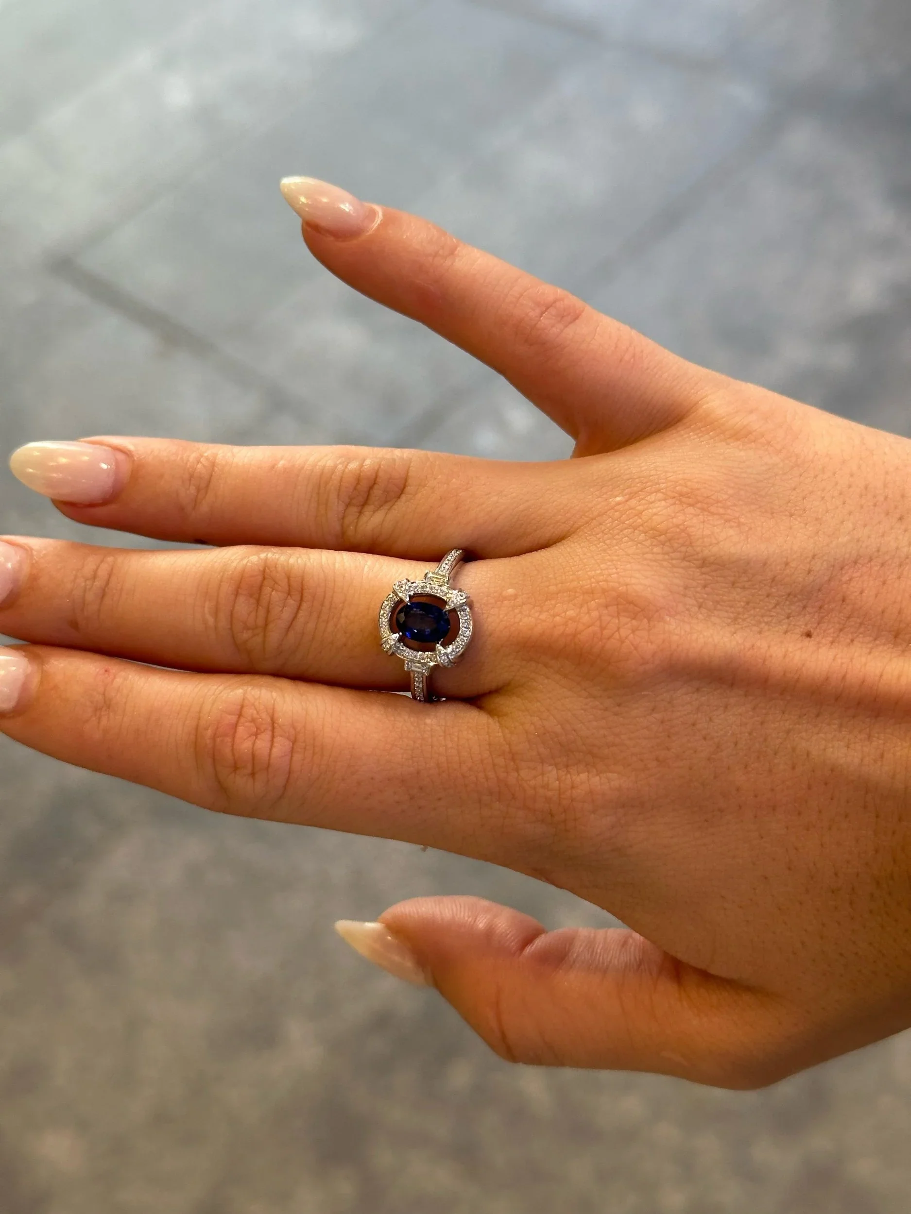 Ladies Center Sapphire Stone and Round Diamond Ring - Image 2