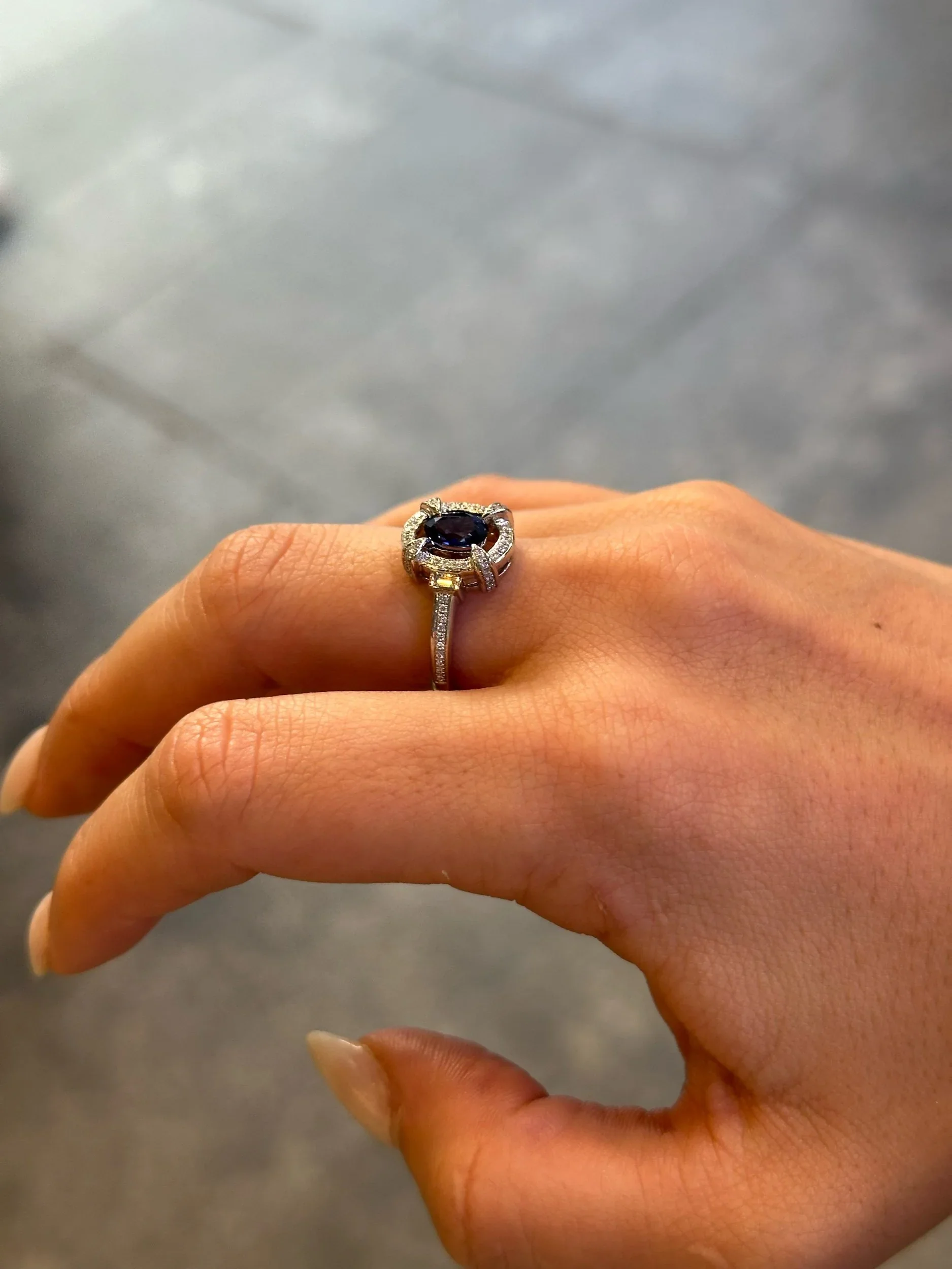 Ladies Center Sapphire Stone and Round Diamond Ring - Image 3