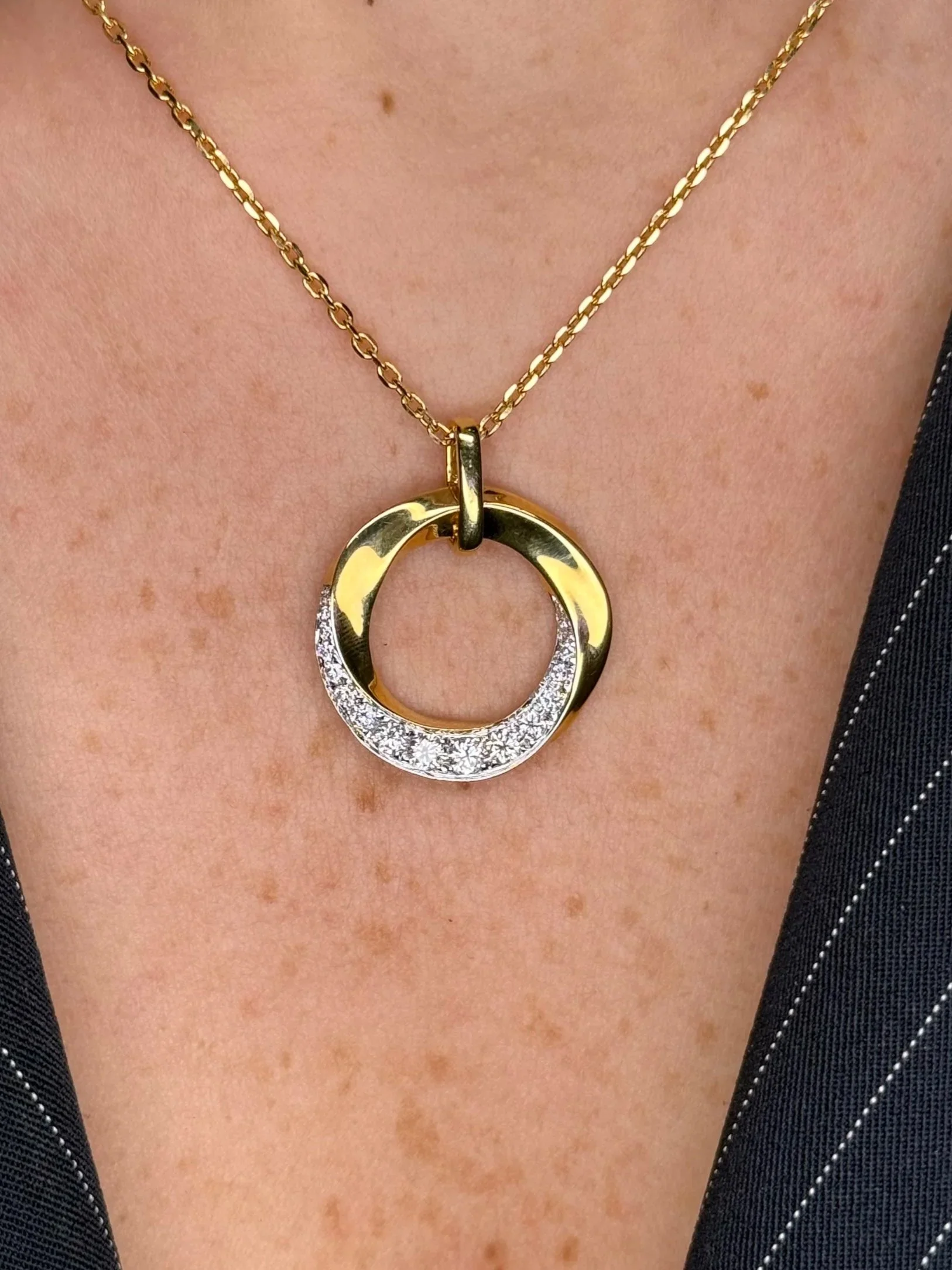 Ladies Circular Diamond Twist Pendant