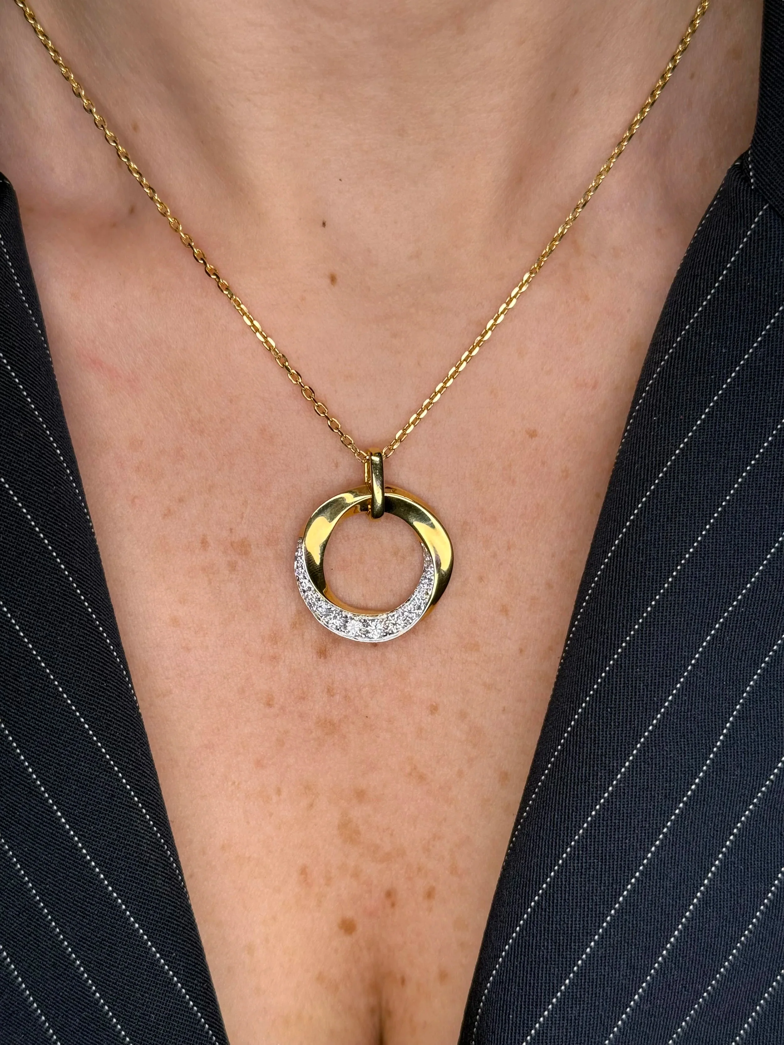 Ladies Circular Diamond Twist Pendant - Image 2