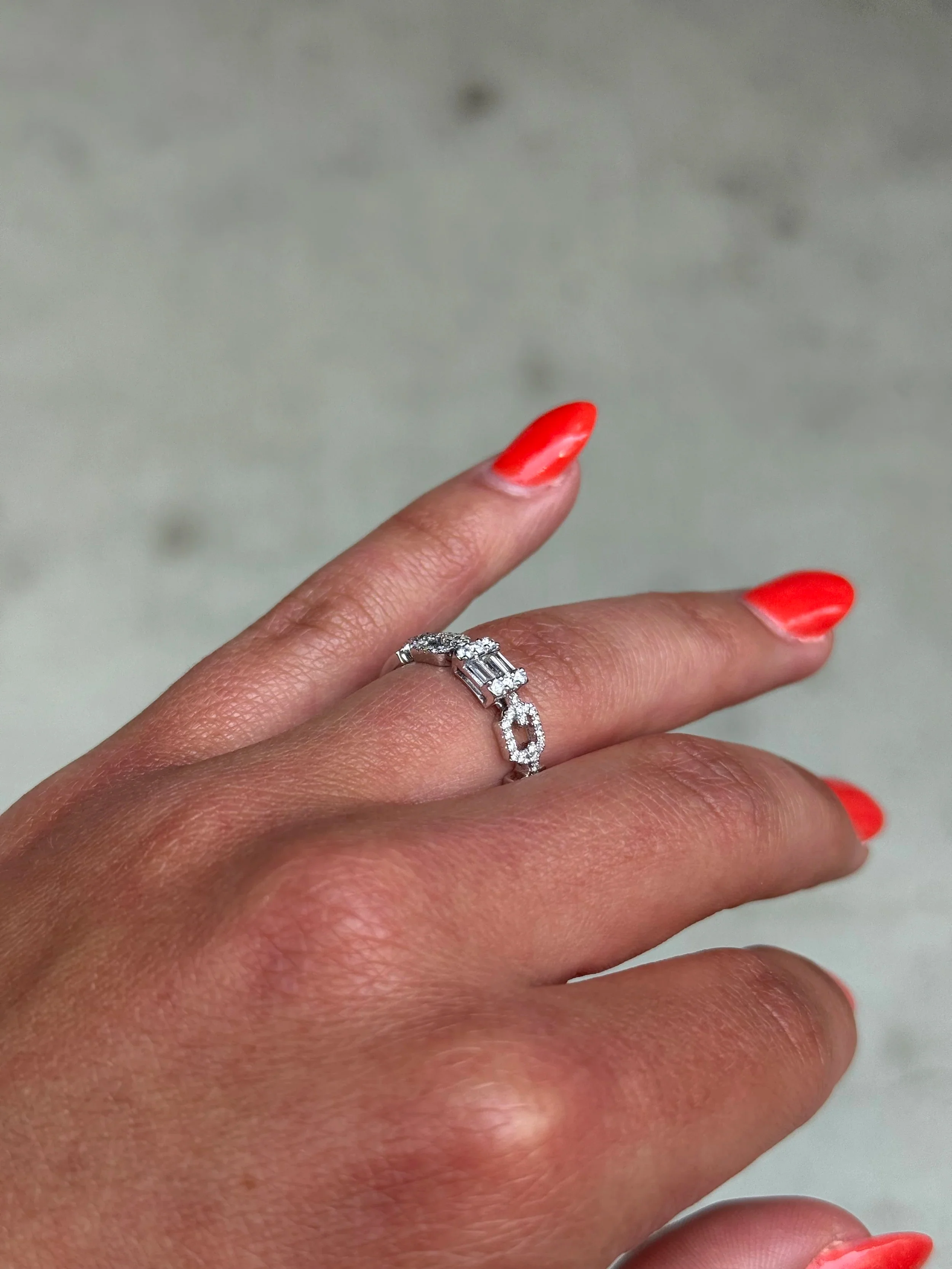 Ladies Cluster Emerald Center Link Ring - Image 4