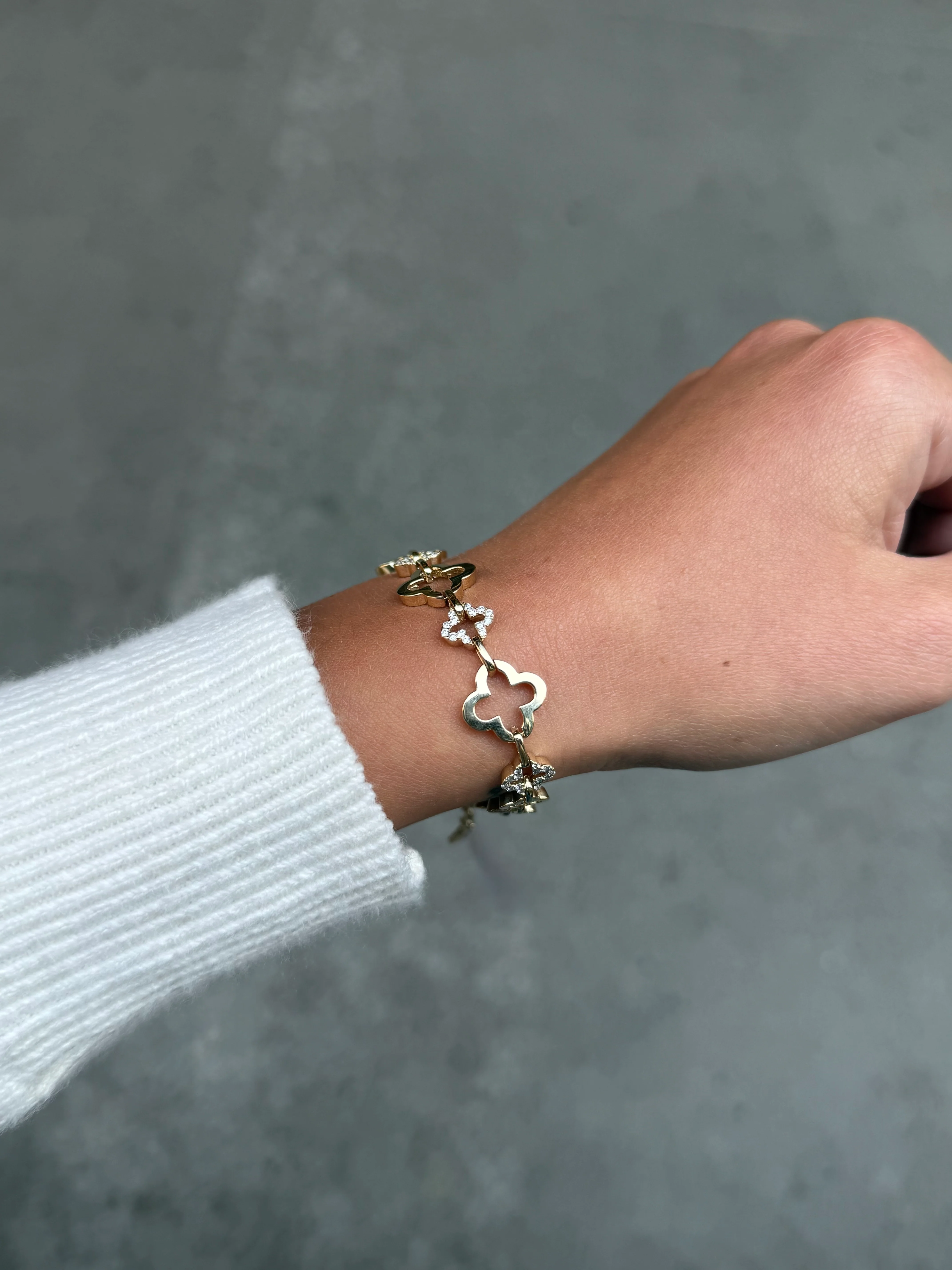 Ladies Gold and Diamond Clover Bracelet - Image 4