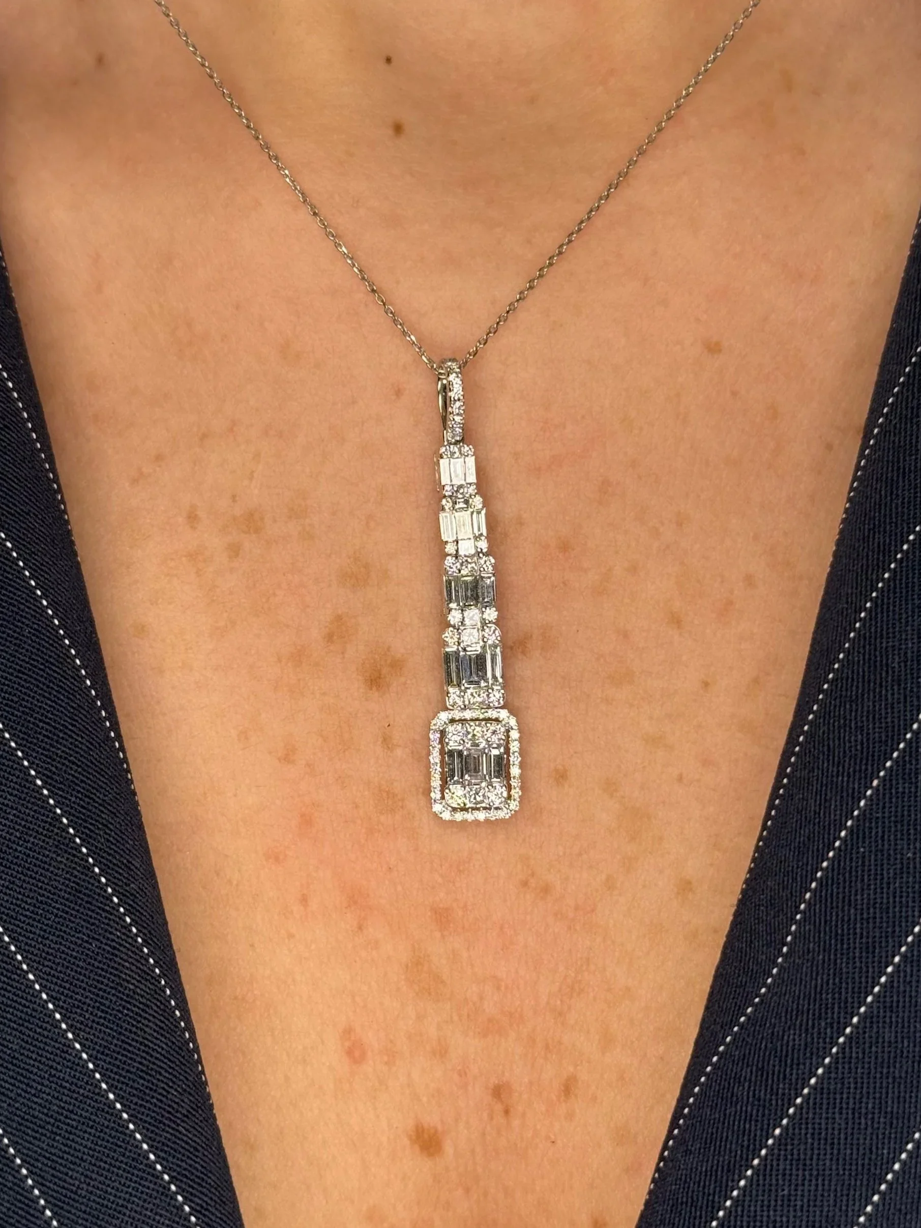 Ladies Gradual Emerald Cluster Pendant