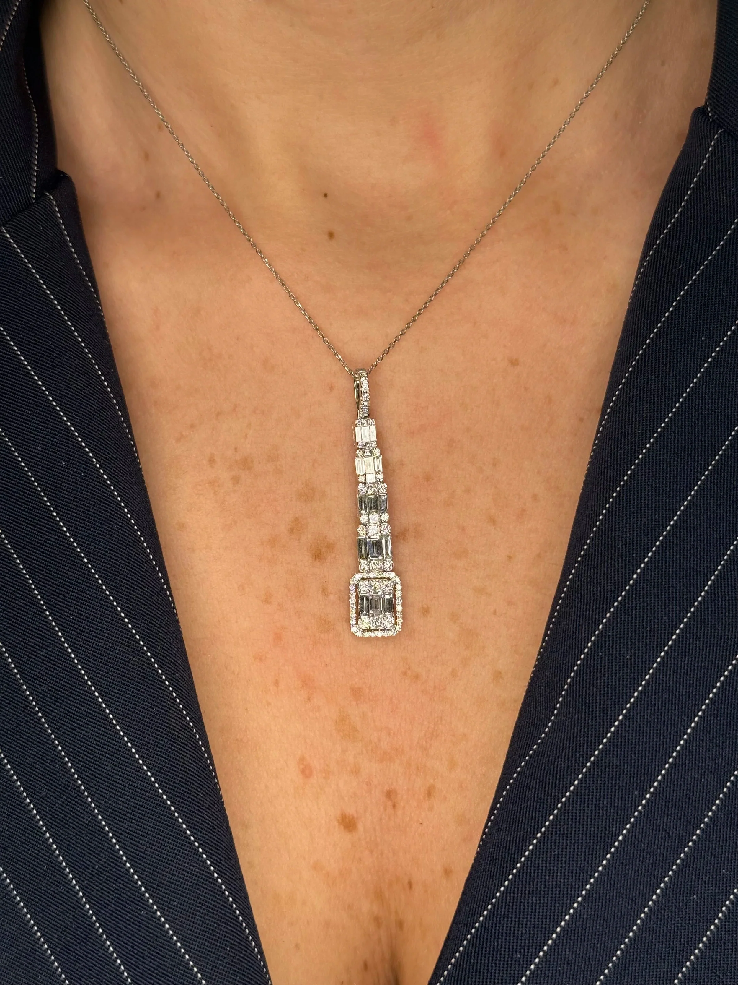 Ladies Gradual Emerald Cluster Pendant - Image 2