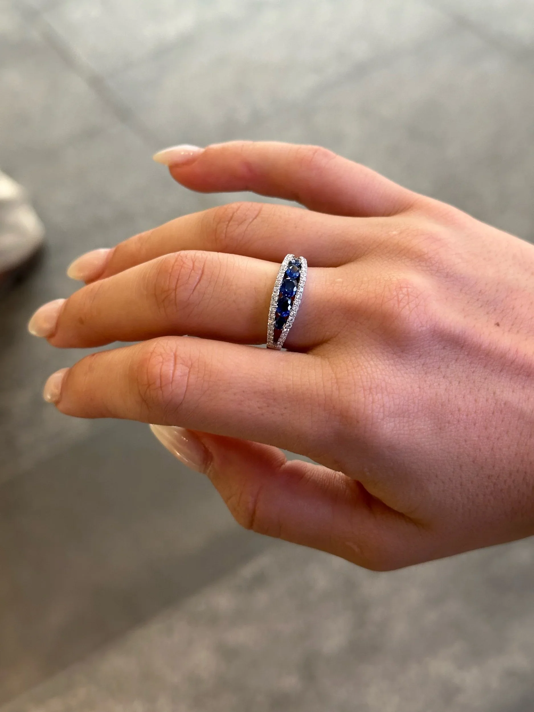 Ladies Graduated Sapphire Stone and Round Diamond Ring - Image 2