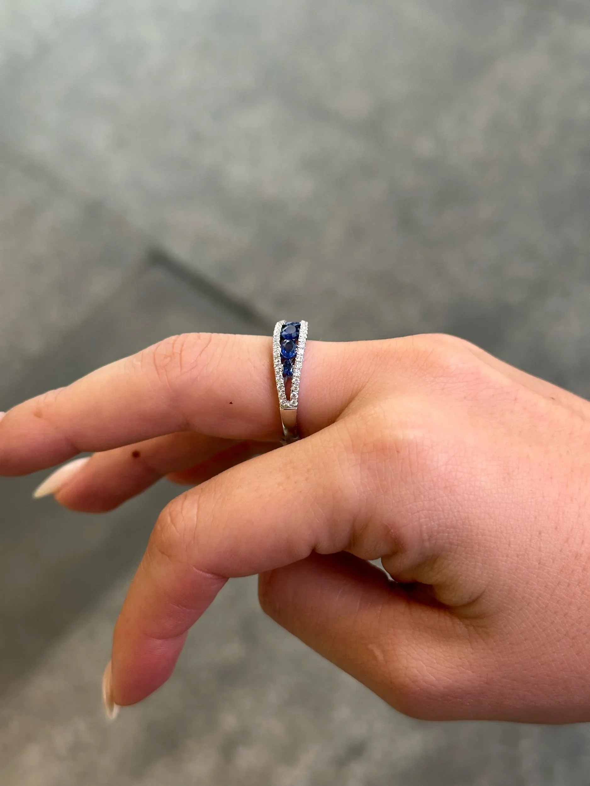 Ladies Graduated Sapphire Stone and Round Diamond Ring - Image 3