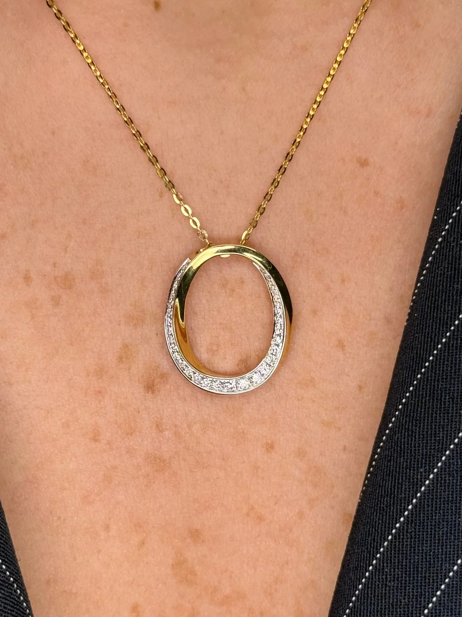 Ladies Hallow Circle Round Diamond and Gold Pendant