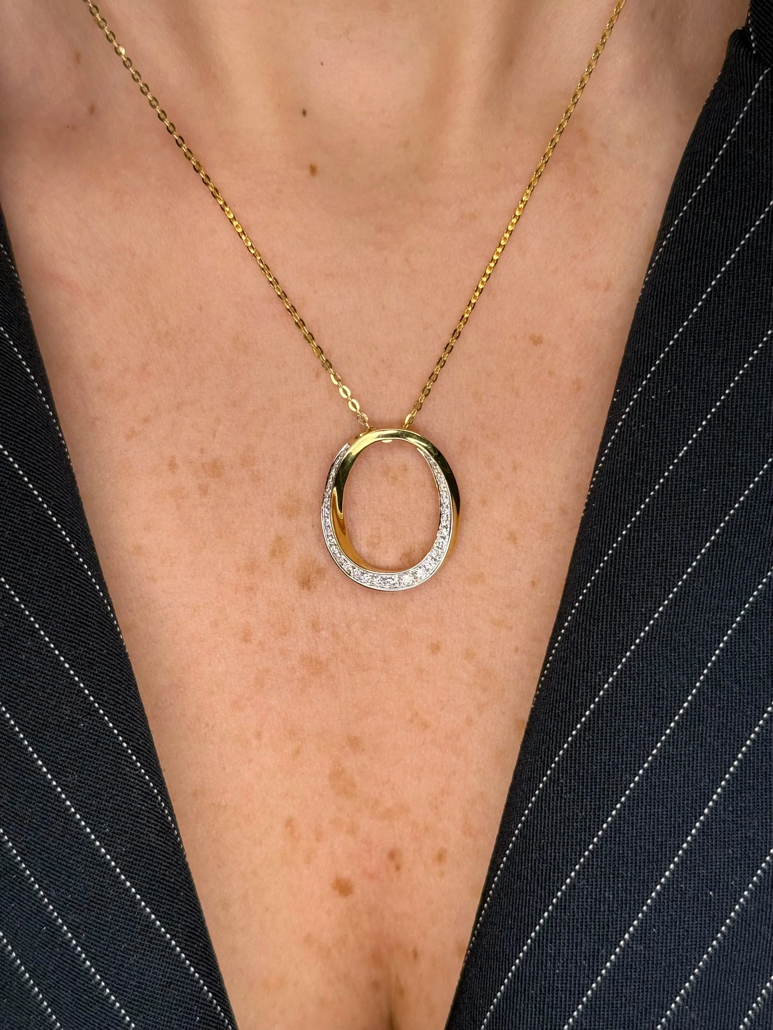Ladies Hallow Circle Round Diamond and Gold Pendant - Image 2