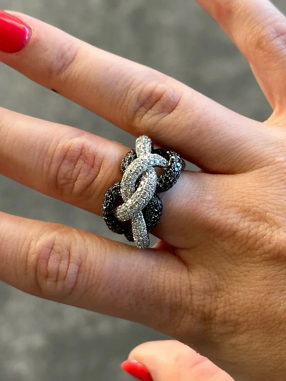 Ladies Interlocking Black Diamond and Round Diamond Ring
