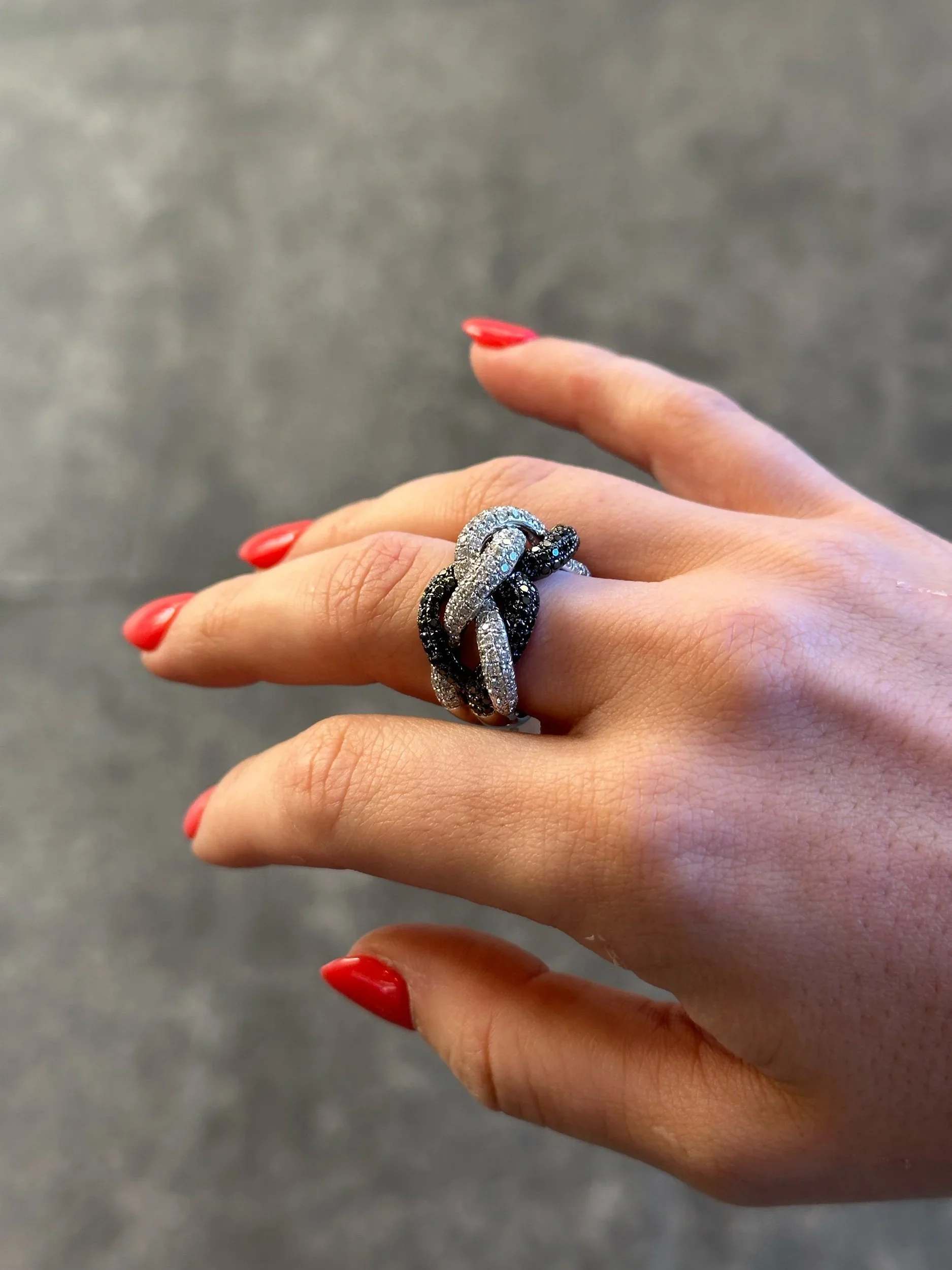 Ladies Interlocking Black Diamond and Round Diamond Ring - Image 2