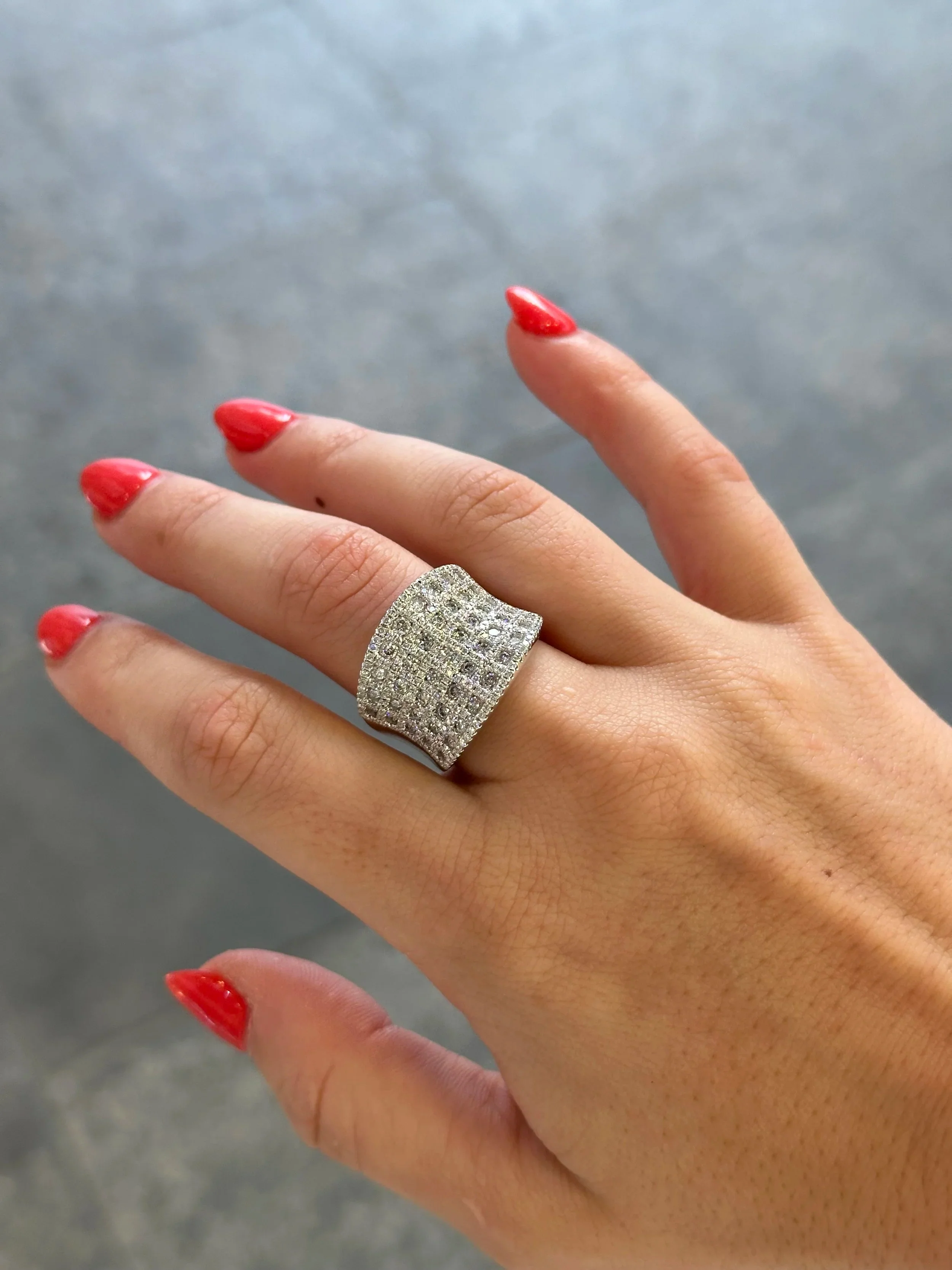 Ladies Inverted Dome Round Diamond Ring - Image 2