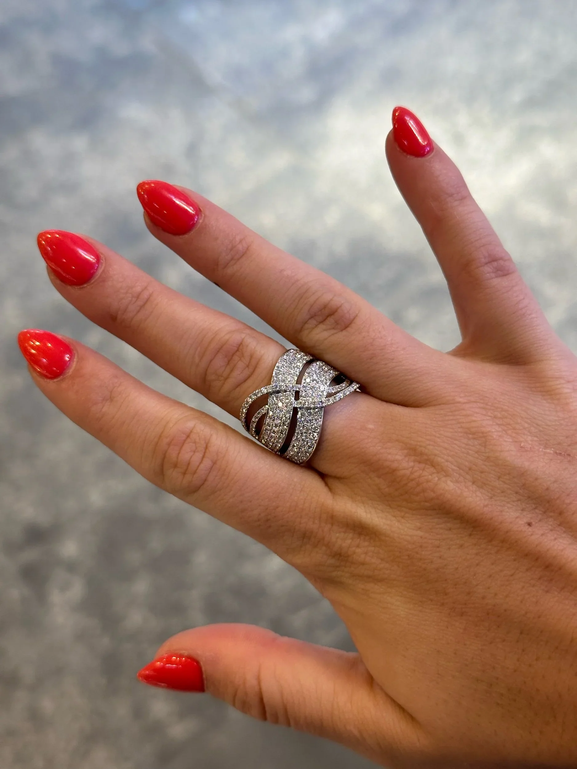 Ladies Opposite Alternating Round Diamond Ring - Image 2