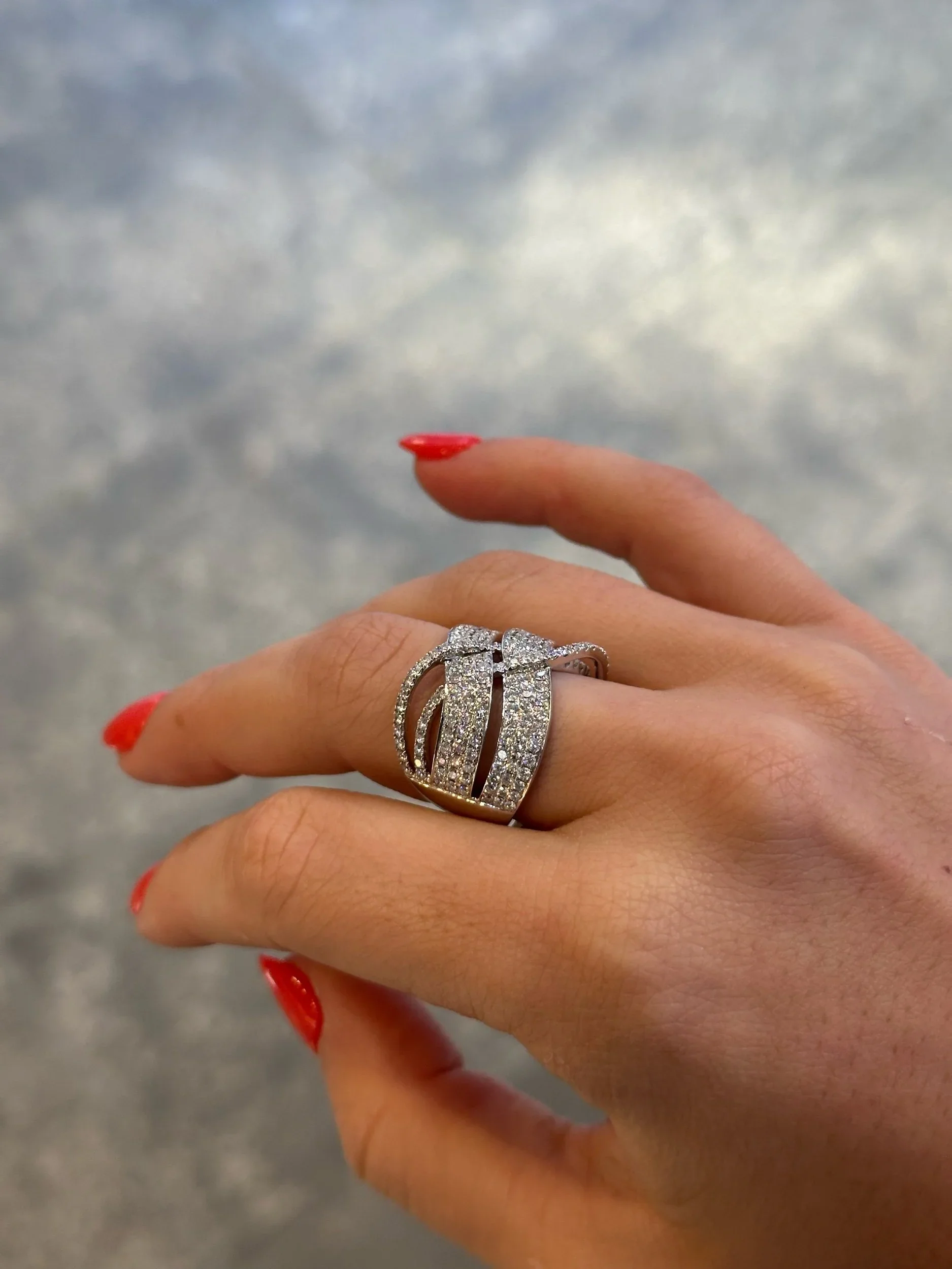 Ladies Opposite Alternating Round Diamond Ring - Image 3