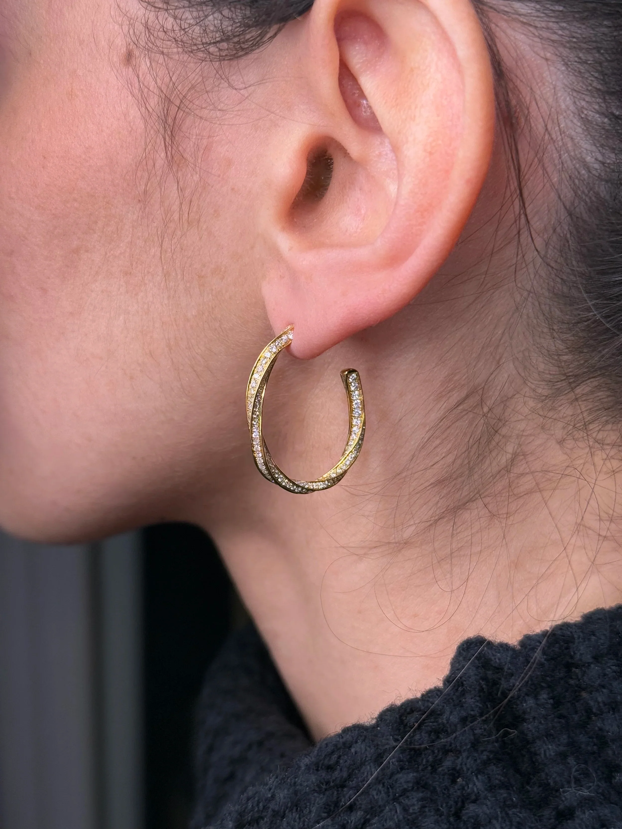 Ladies Oval Shaped Twist Design Hoops - Image 4