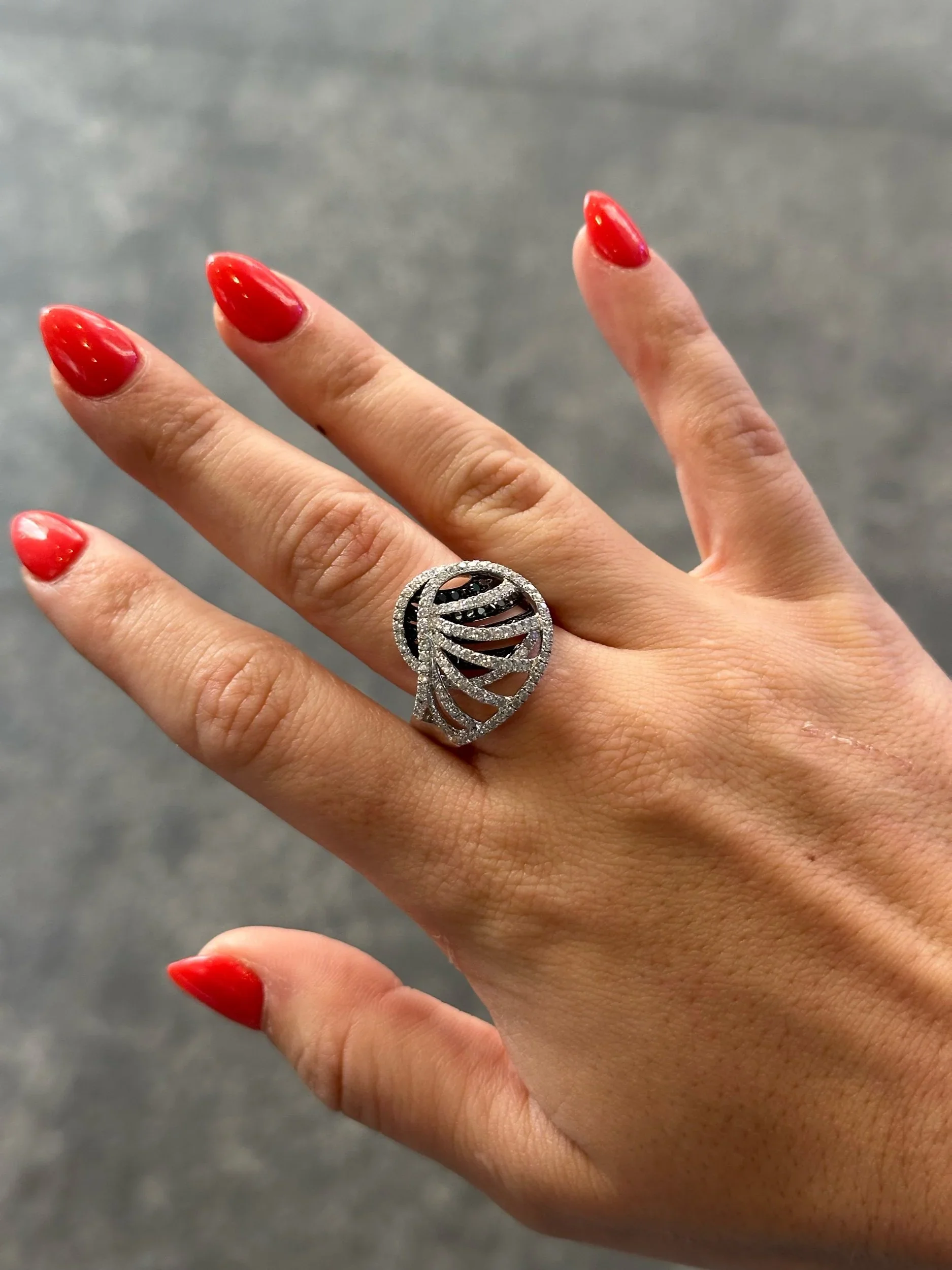 Ladies Overlapping Black Diamond and Round Diamond Ring - Image 2