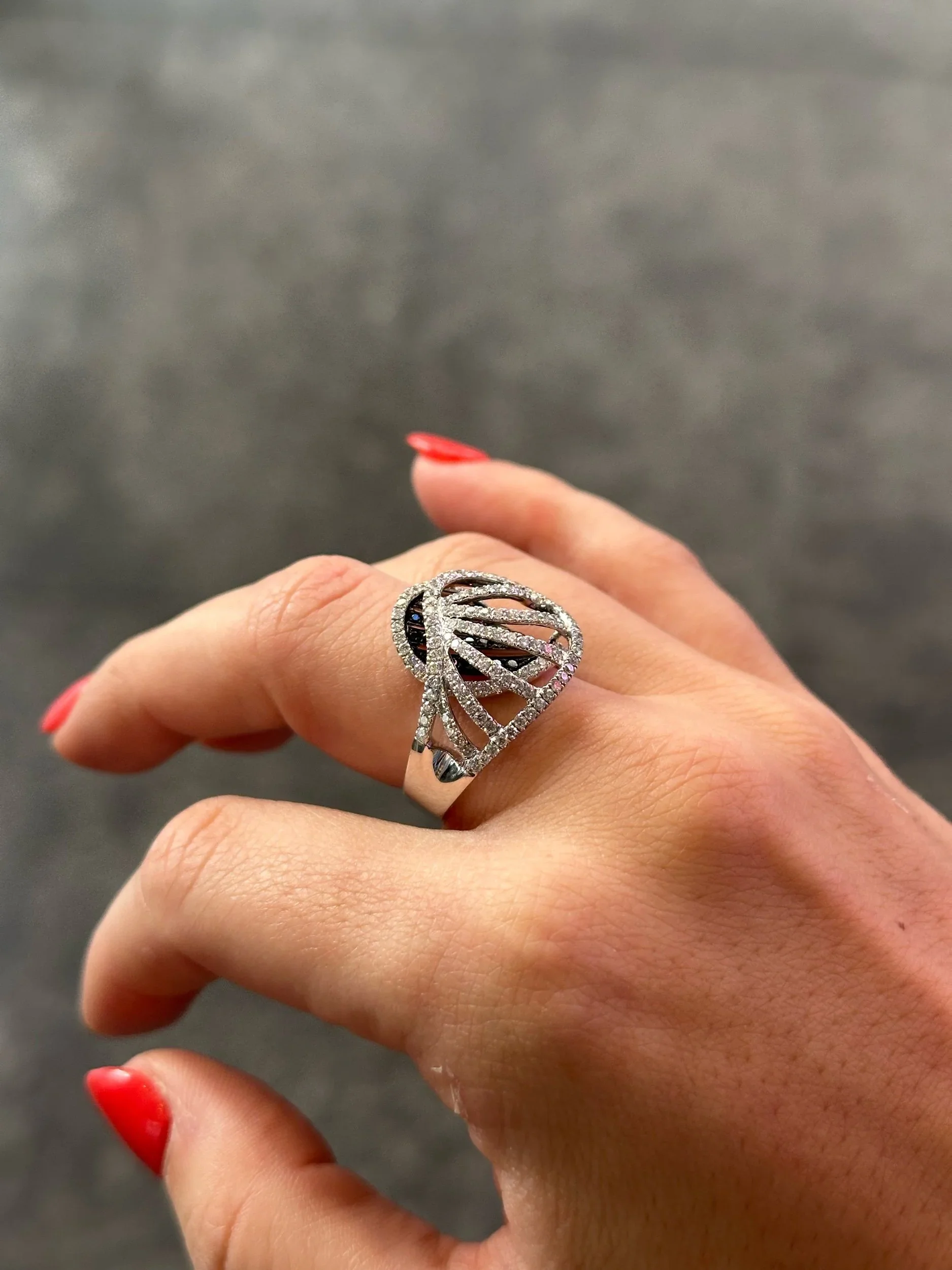 Ladies Overlapping Black Diamond and Round Diamond Ring - Image 3