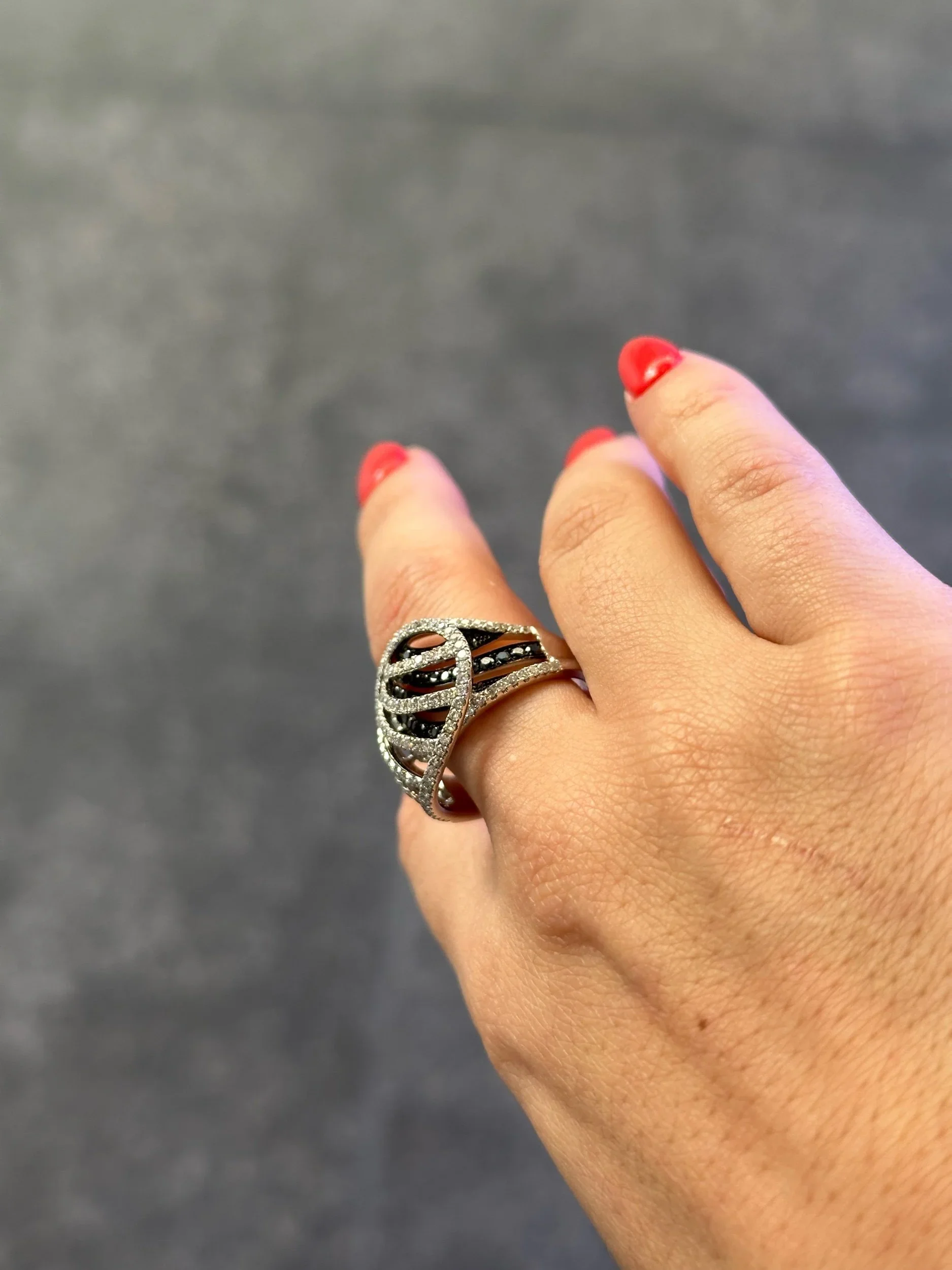 Ladies Overlapping Black Diamond and Round Diamond Ring - Image 4
