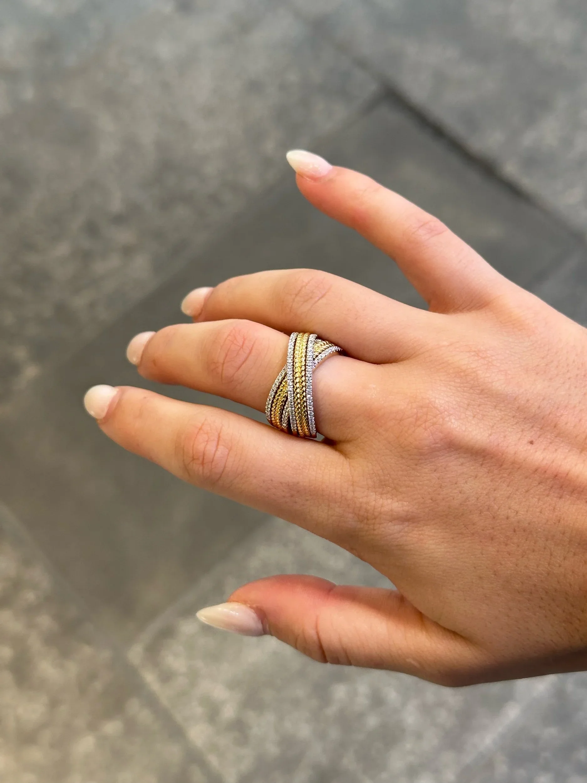 Ladies Overlapping Round Diamond Ring - Image 2