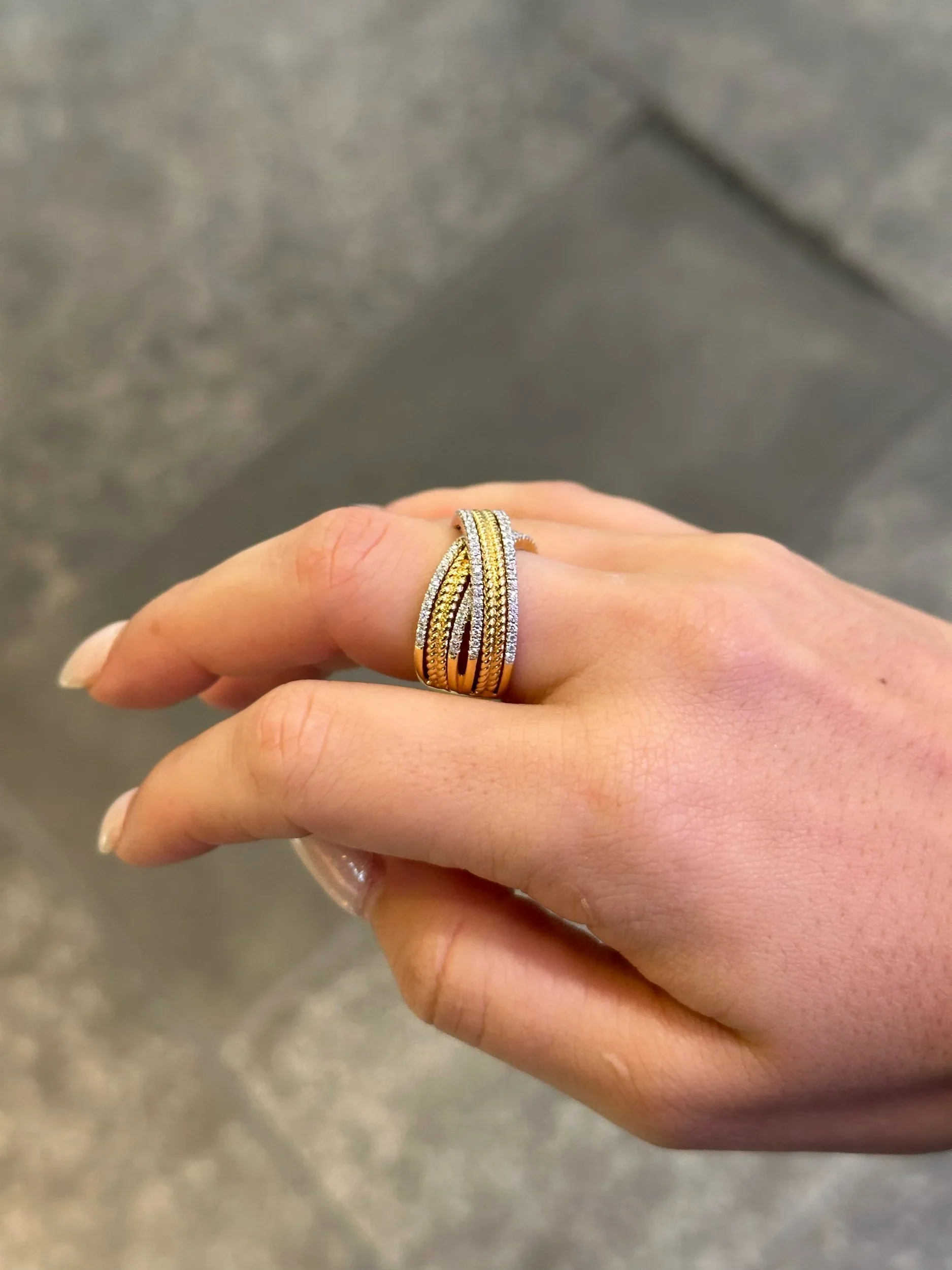 Ladies Overlapping Round Diamond Ring - Image 3