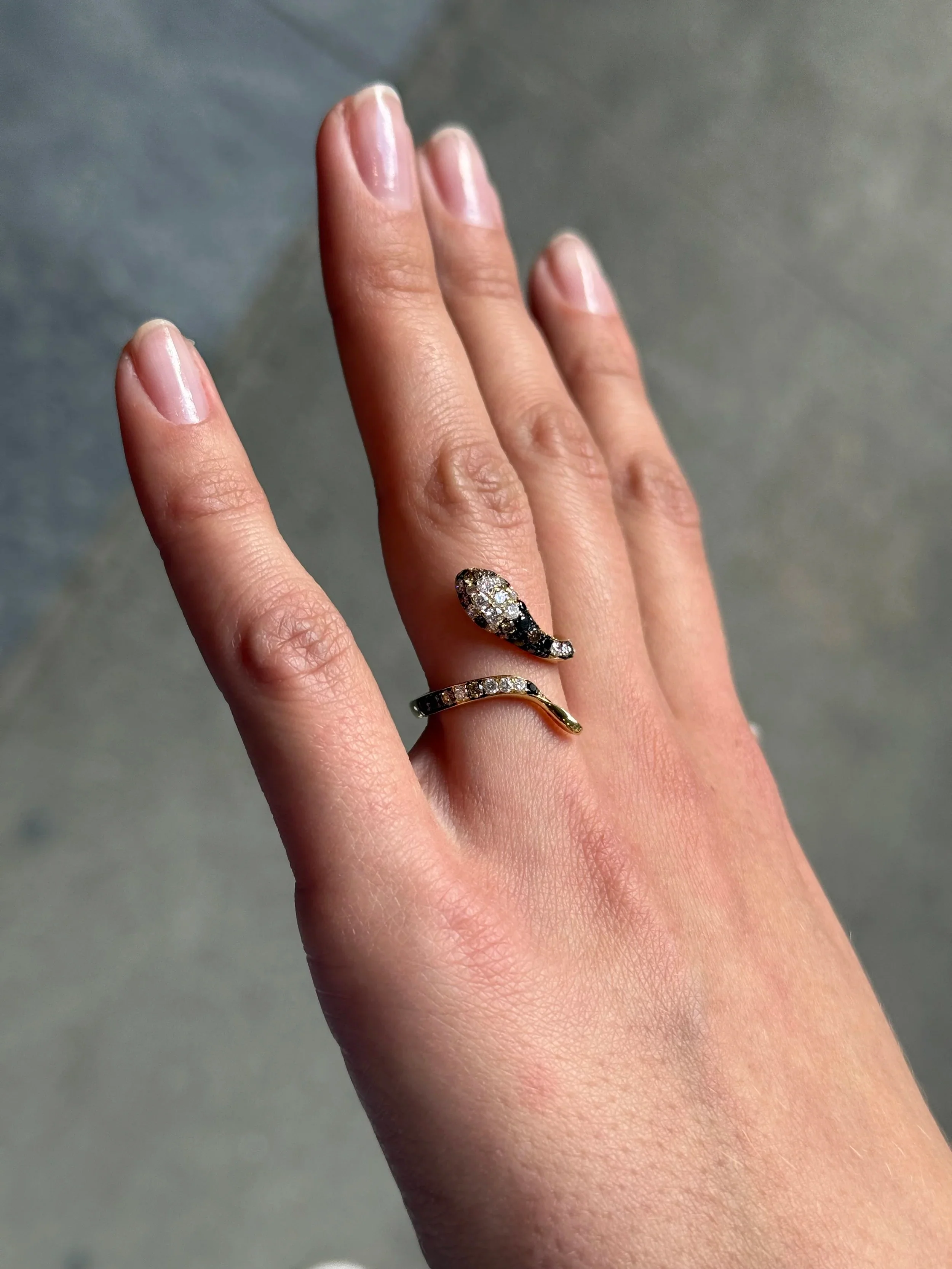 Ladies Serpent Shape Multicolor Diamond Ring - Image 3
