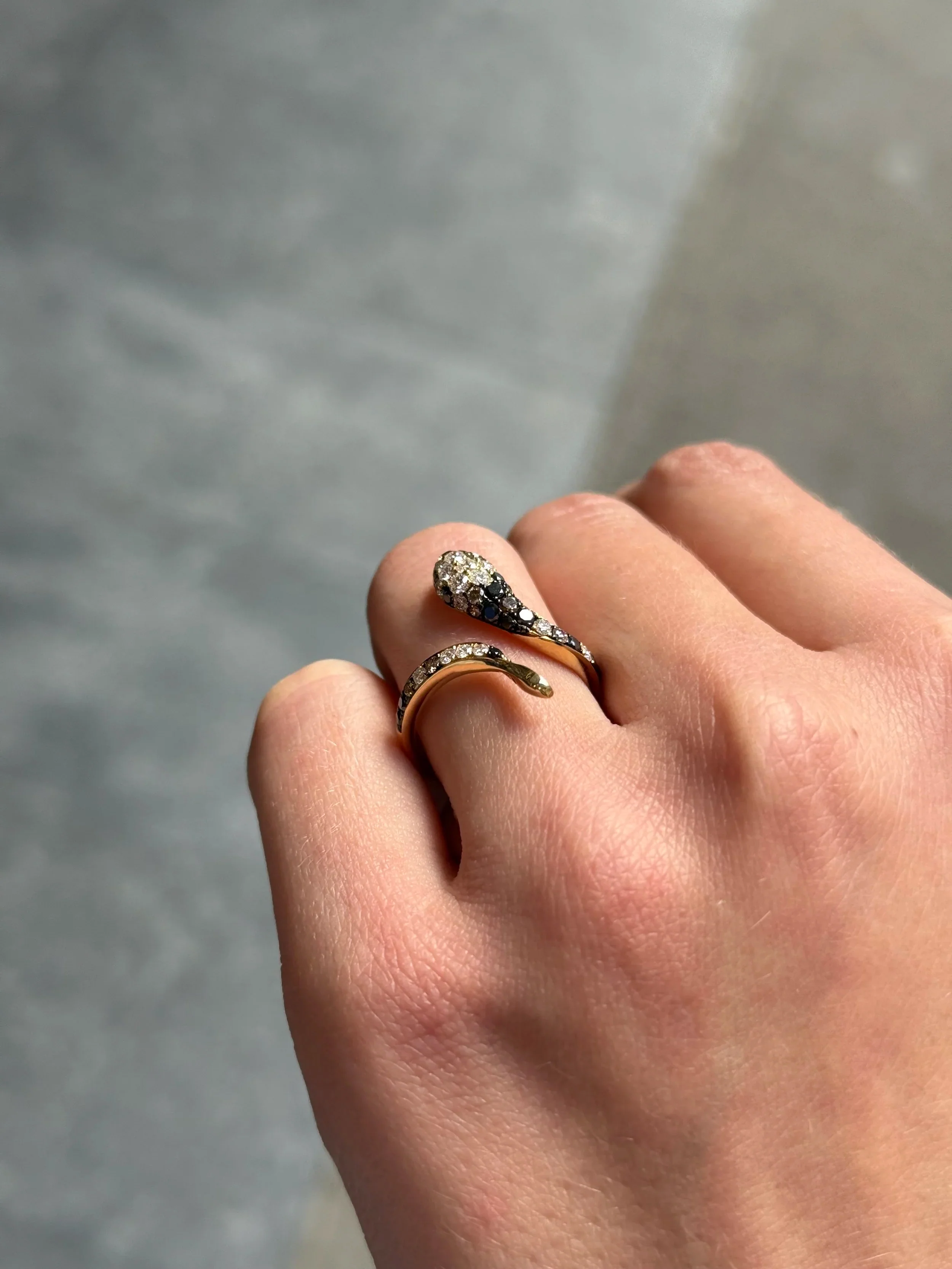 Ladies Serpent Shape Multicolor Diamond Ring - Image 4