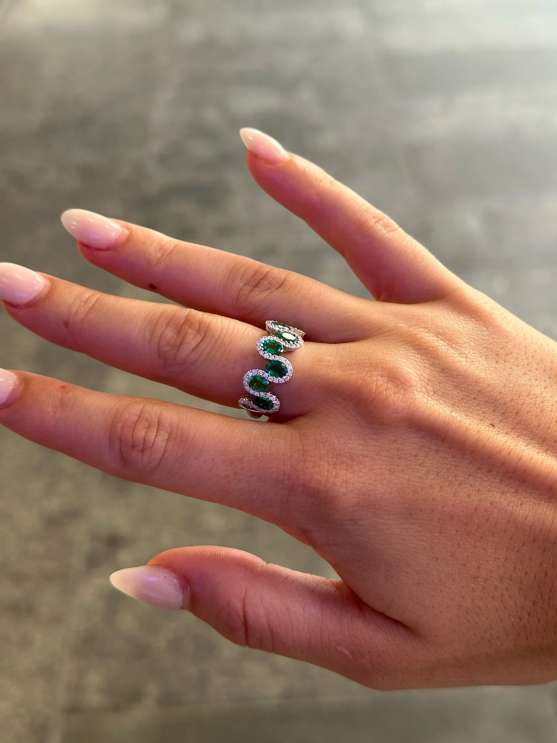 Ladies Seven Emerald Stone Round Diamond Ring - Image 2