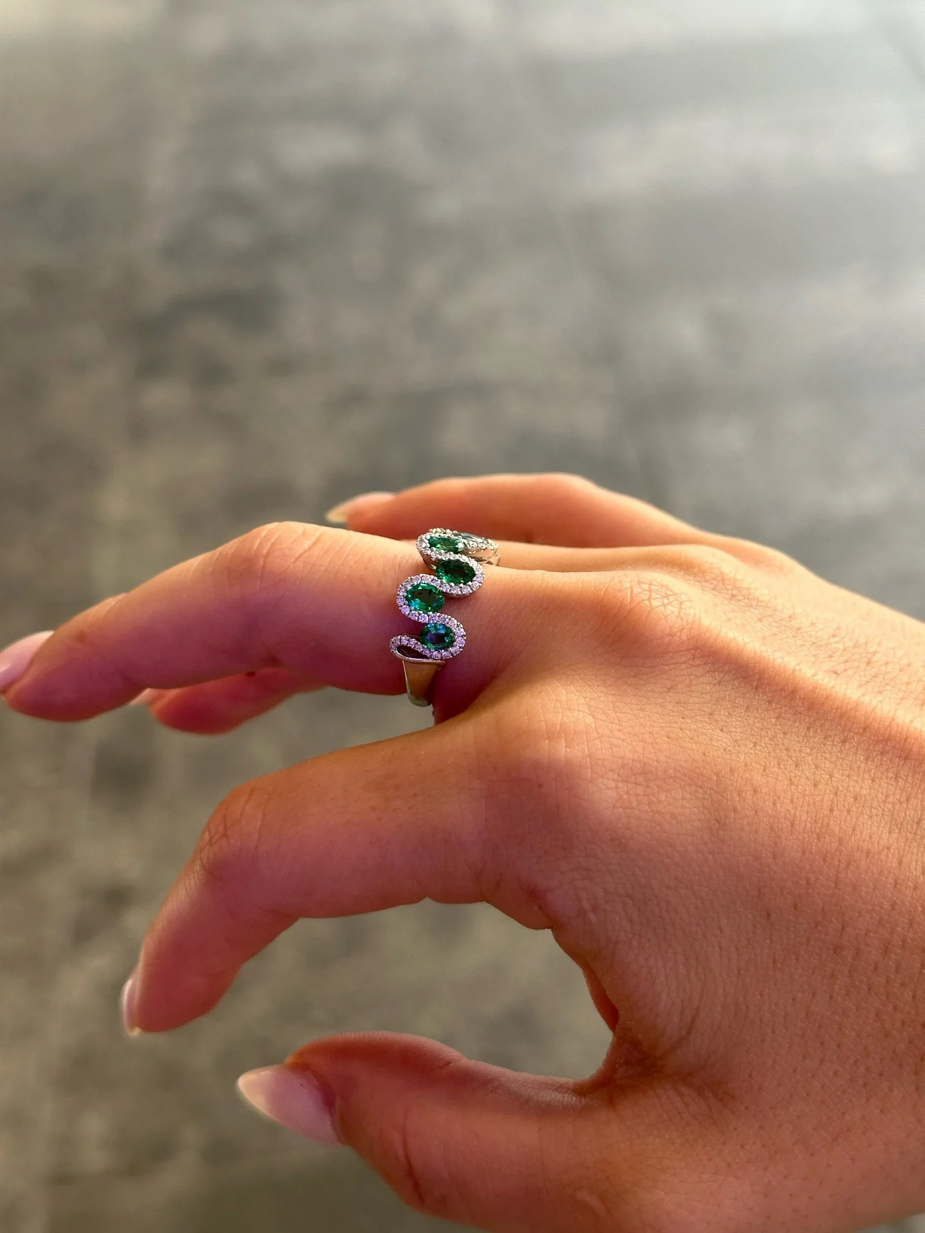 Ladies Seven Emerald Stone Round Diamond Ring - Image 3