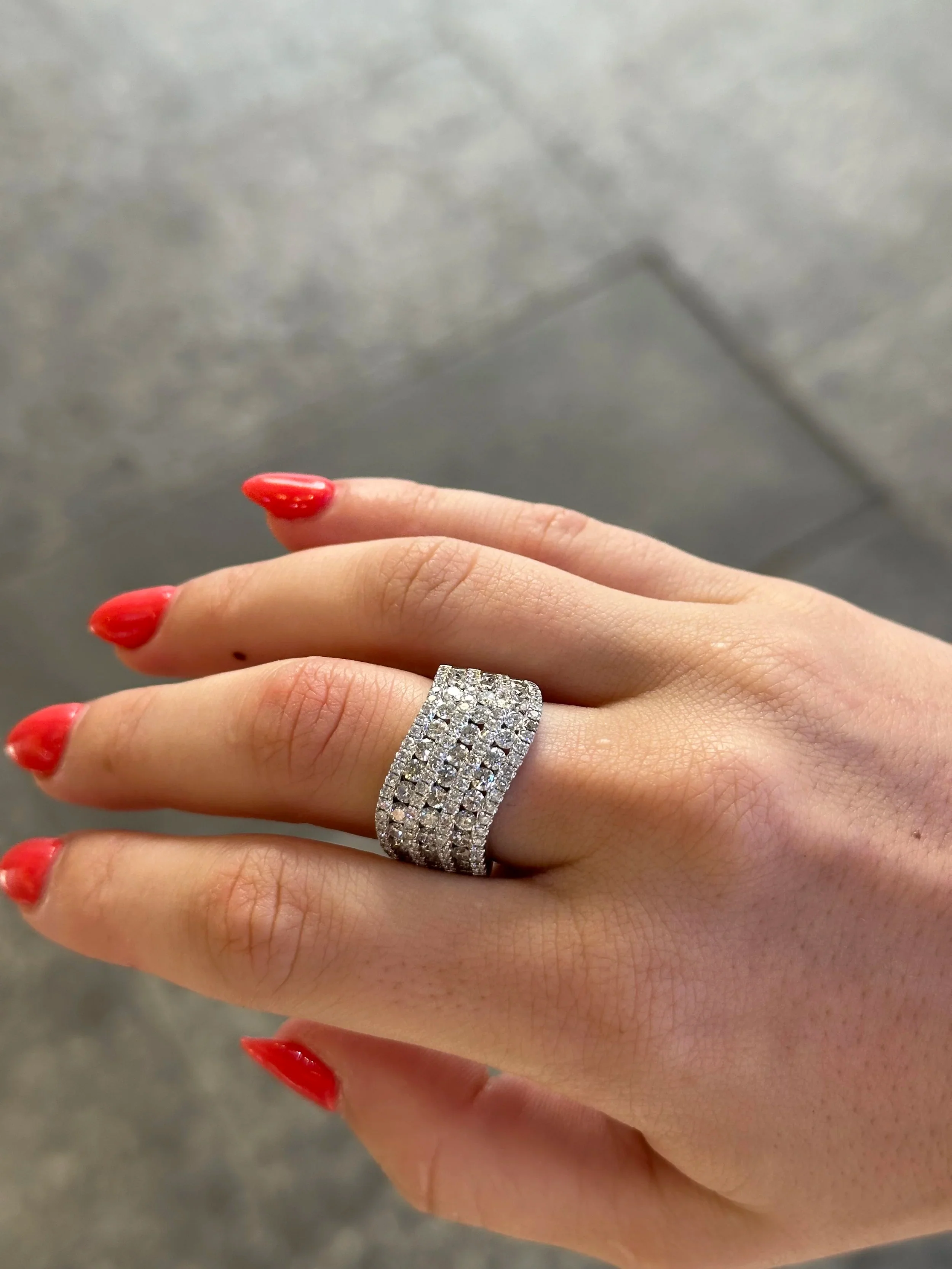 Ladies Seven Row Alternating Large and Small Round Diamond Ring - Image 2