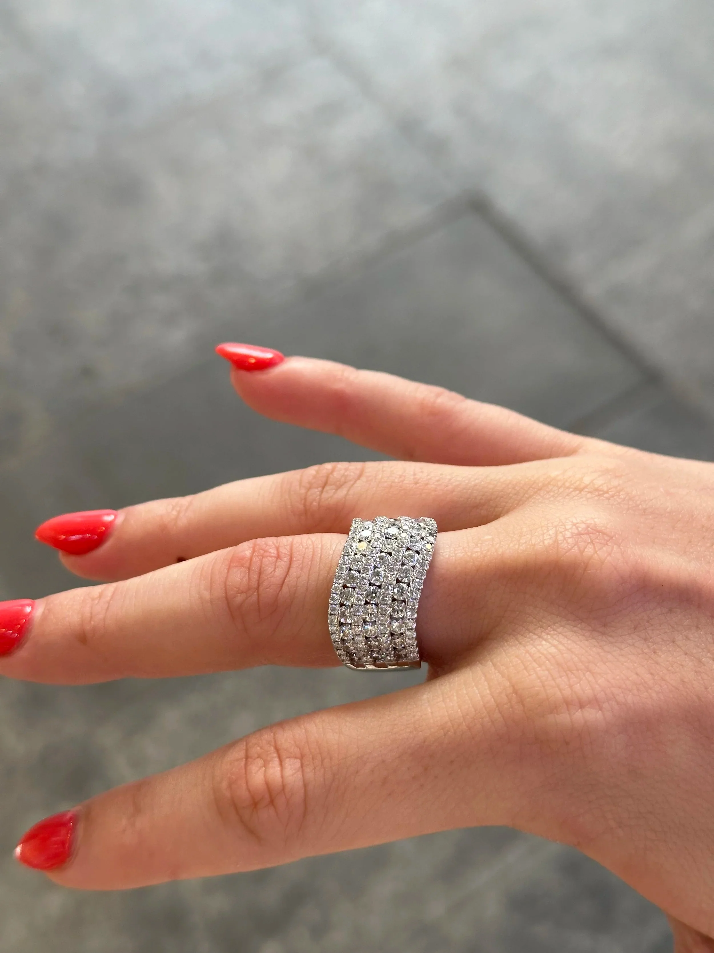 Ladies Seven Row Alternating Large and Small Round Diamond Ring - Image 3