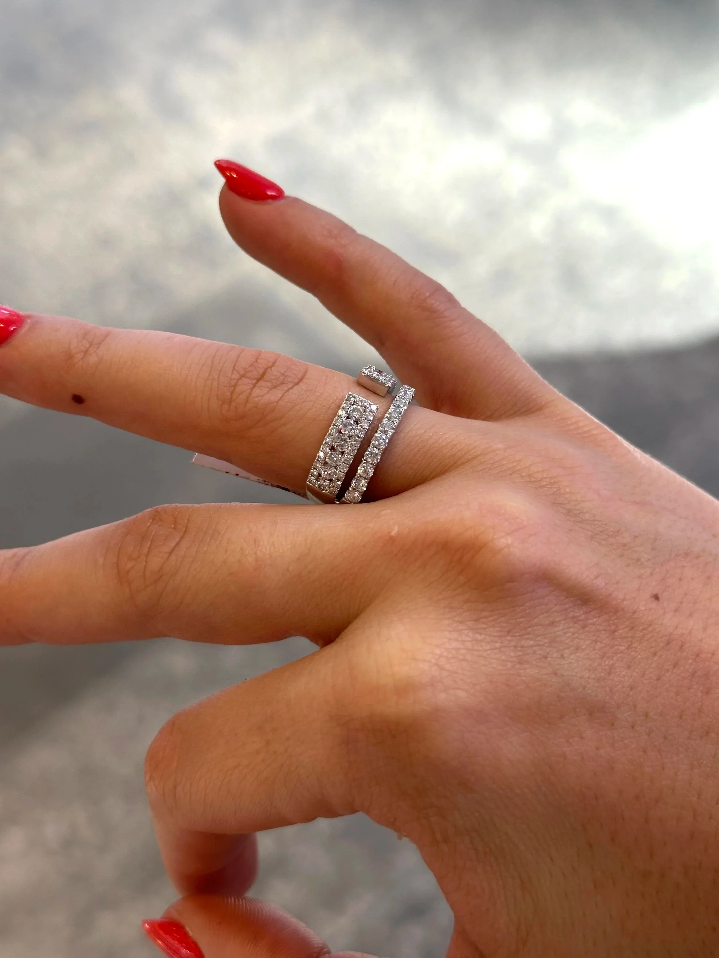 Ladies Split Round Diamond Band - Image 3