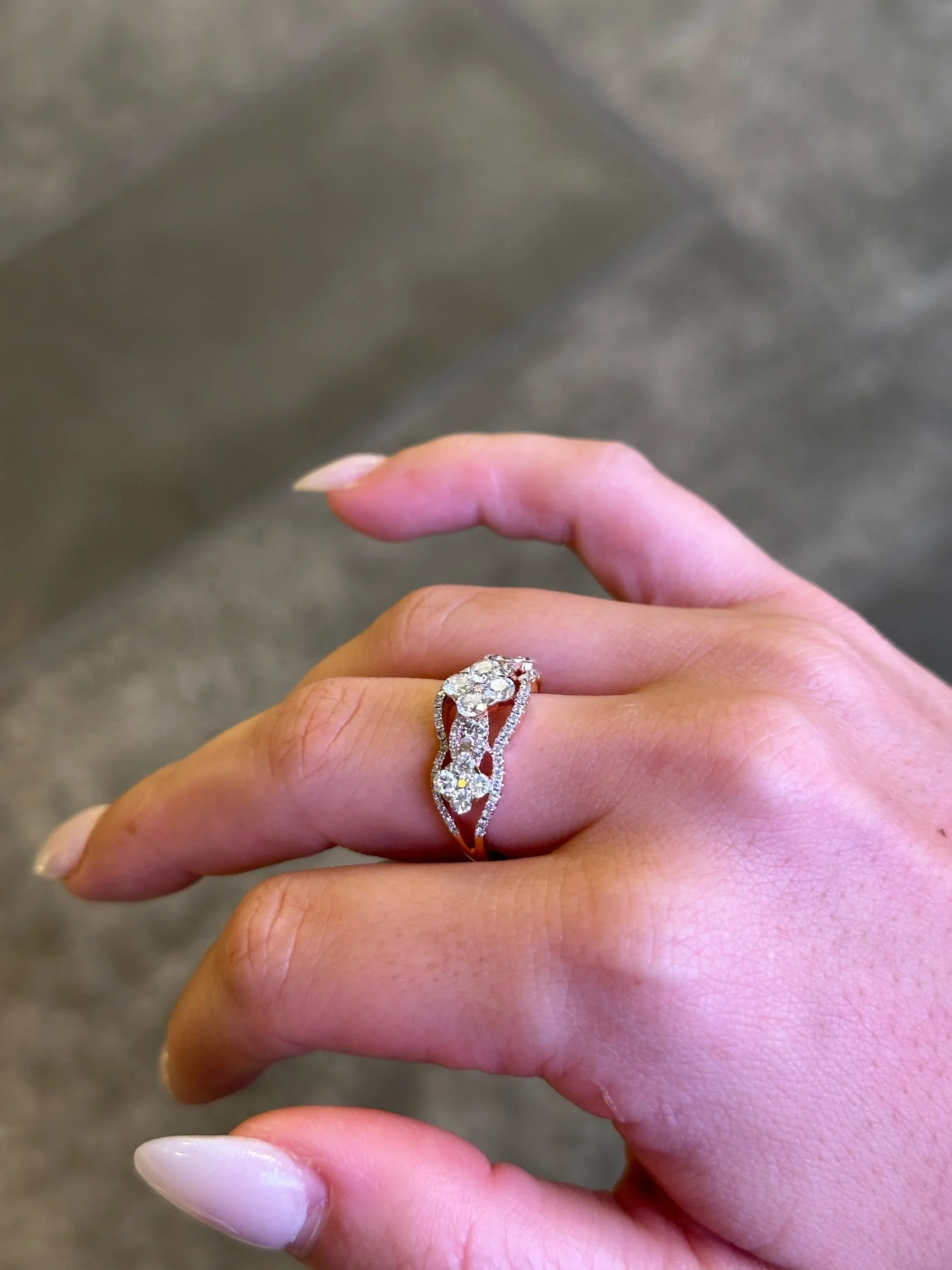 Ladies Three Clover Shaped Fancy Ring - Image 3