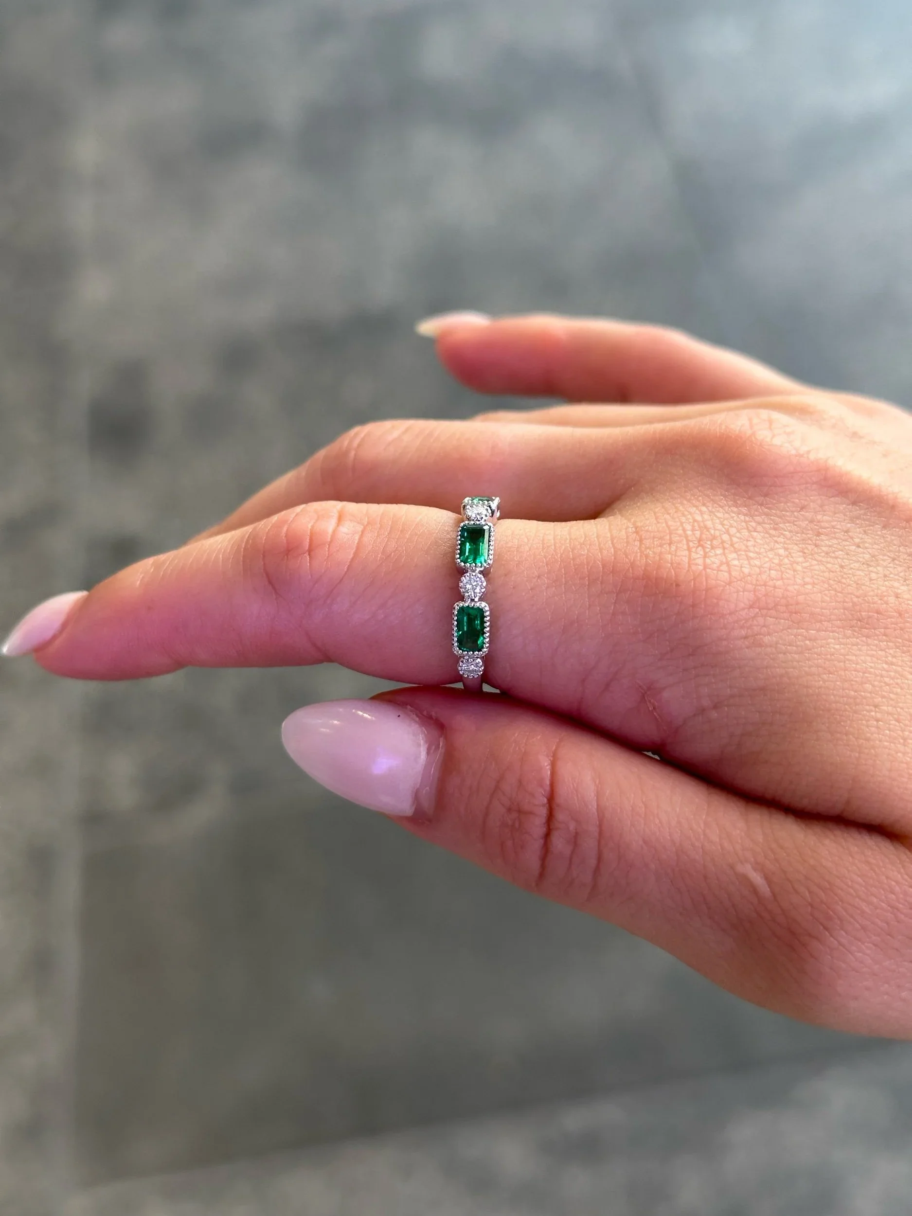 Ladies Three Emerald Stone Round Diamond Ring - Image 3