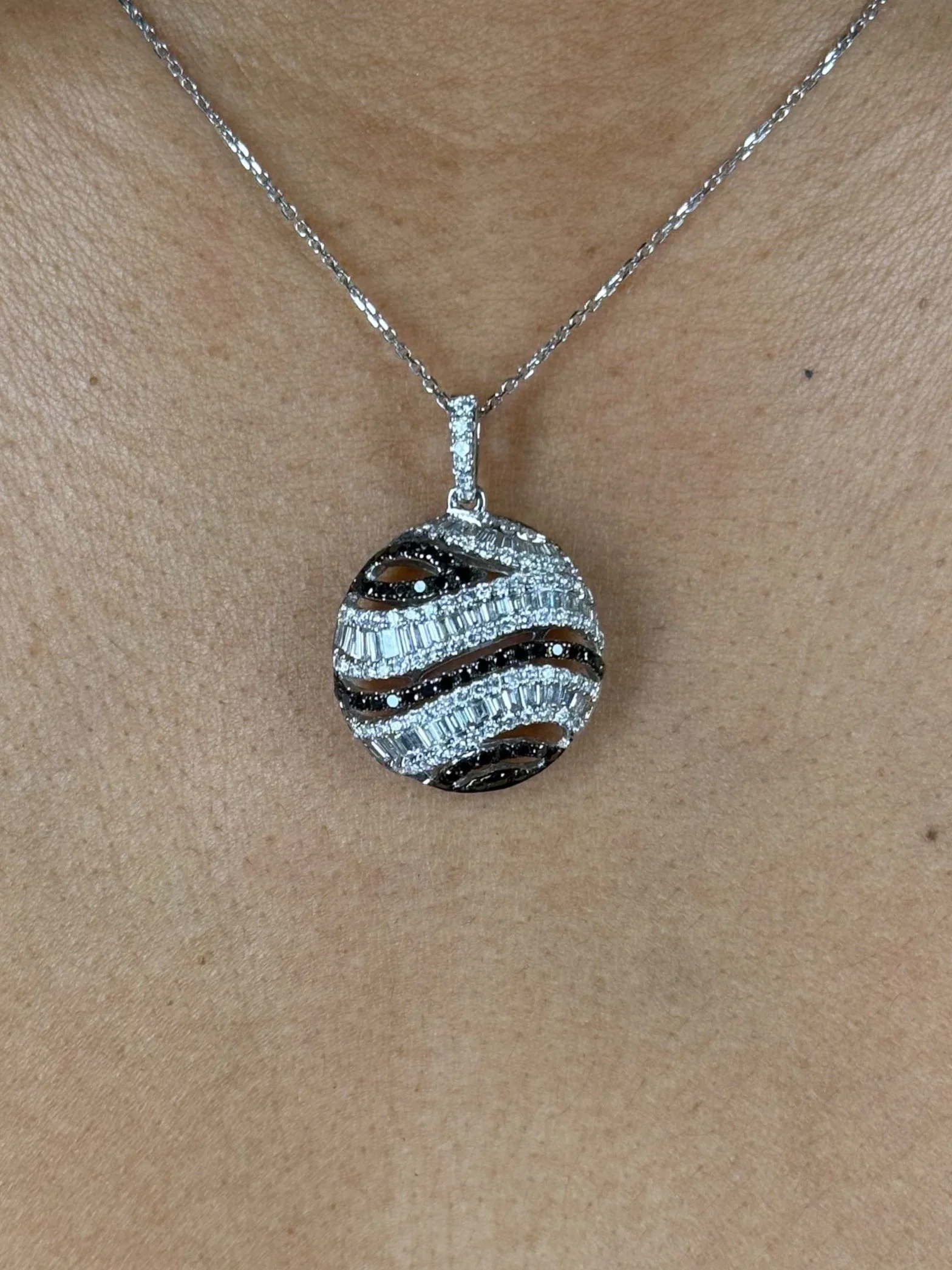 Ladies Wavey Circle Diamond Pendant