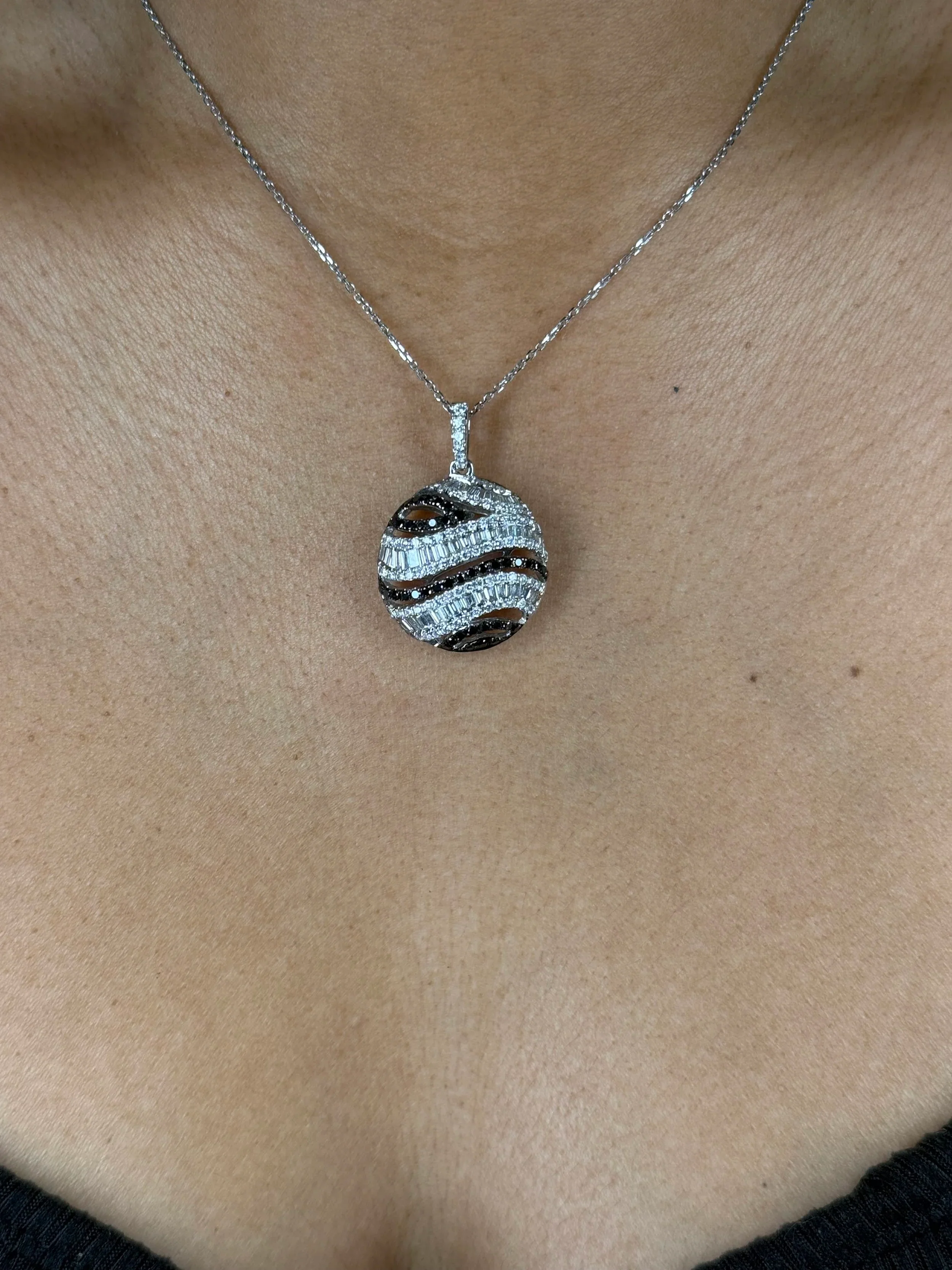Ladies Wavey Circle Diamond Pendant - Image 2