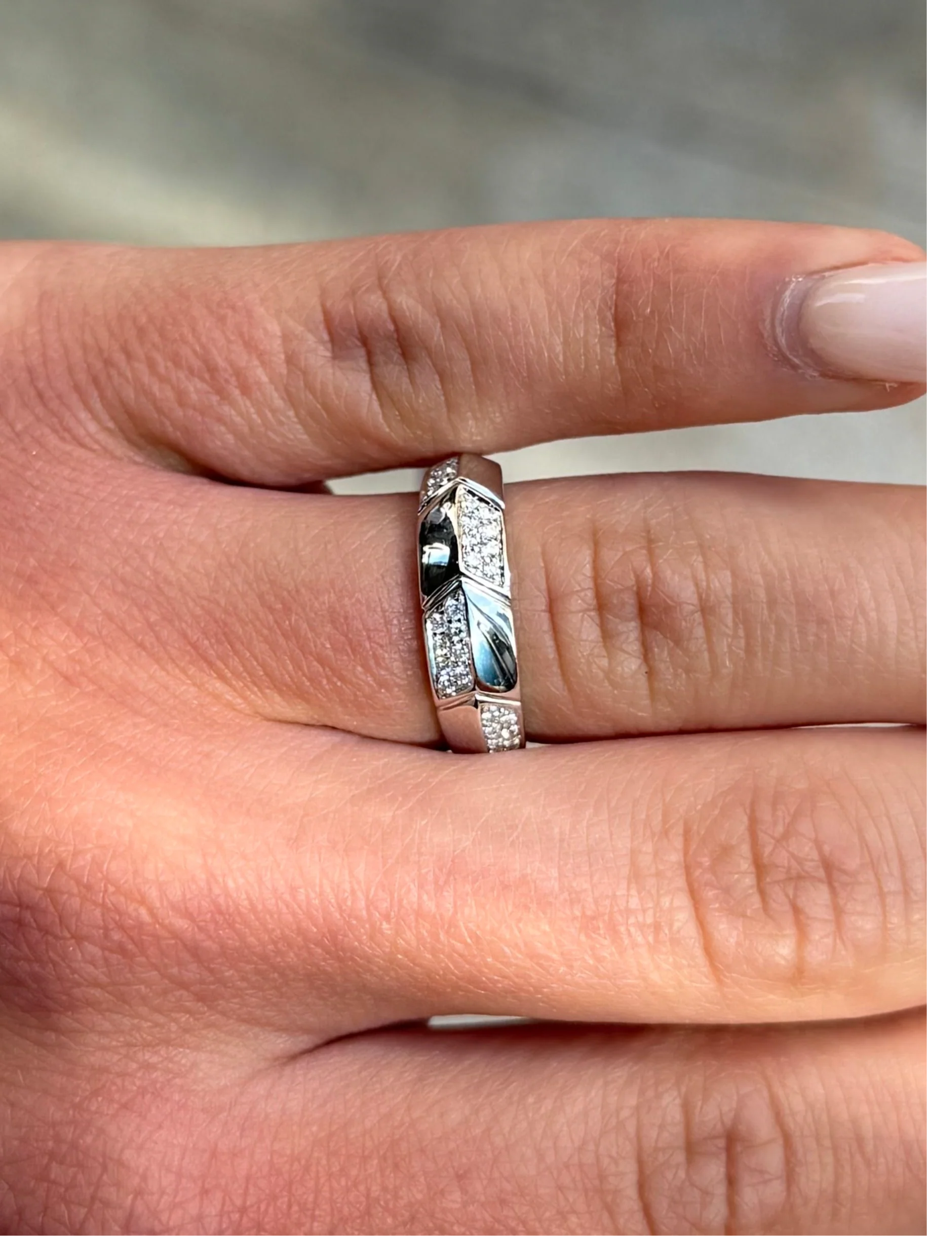 Ladies White Gold and Round Diamond Graduated Ring