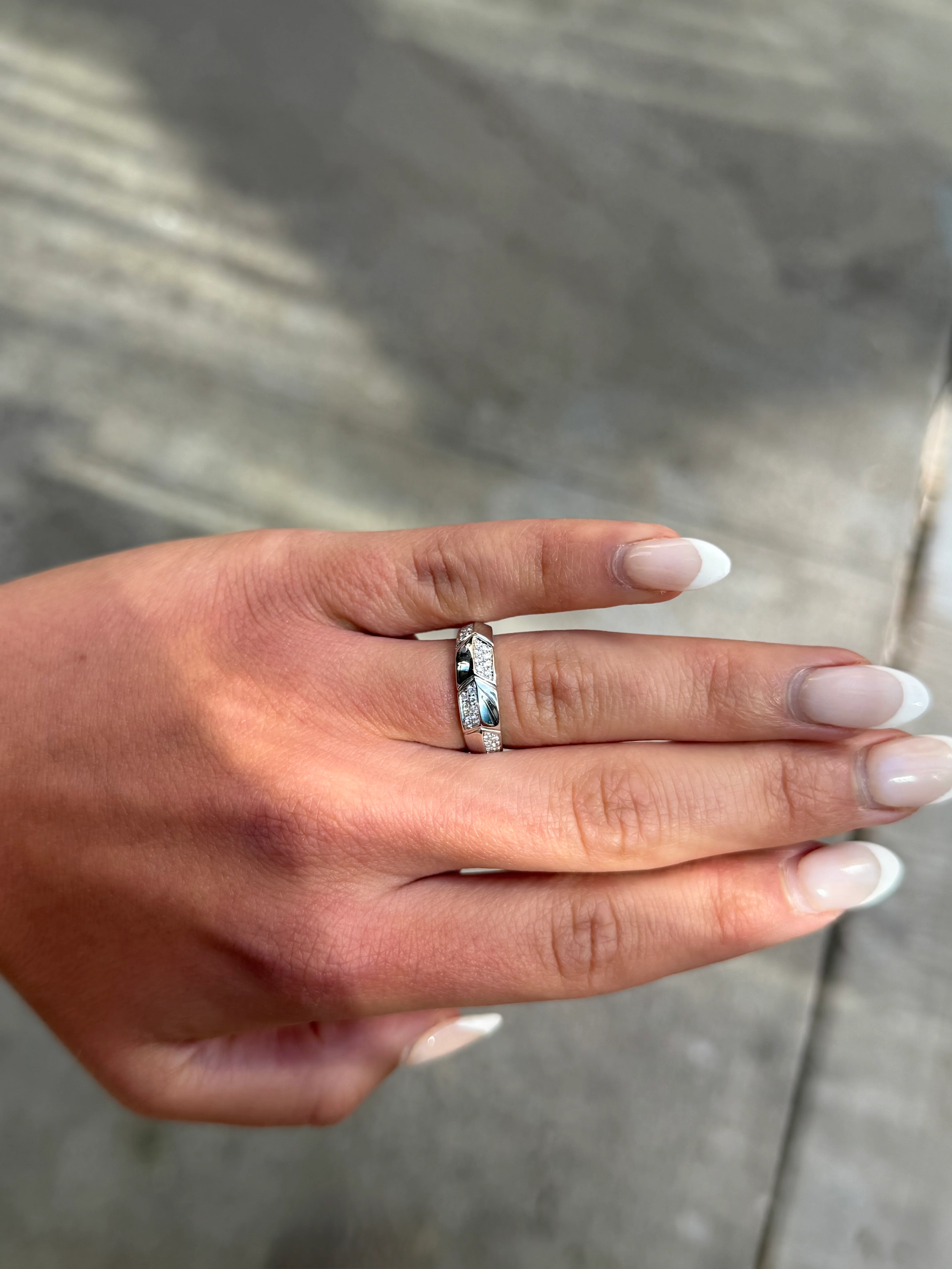 Ladies White Gold and Round Diamond Graduated Ring - Image 2