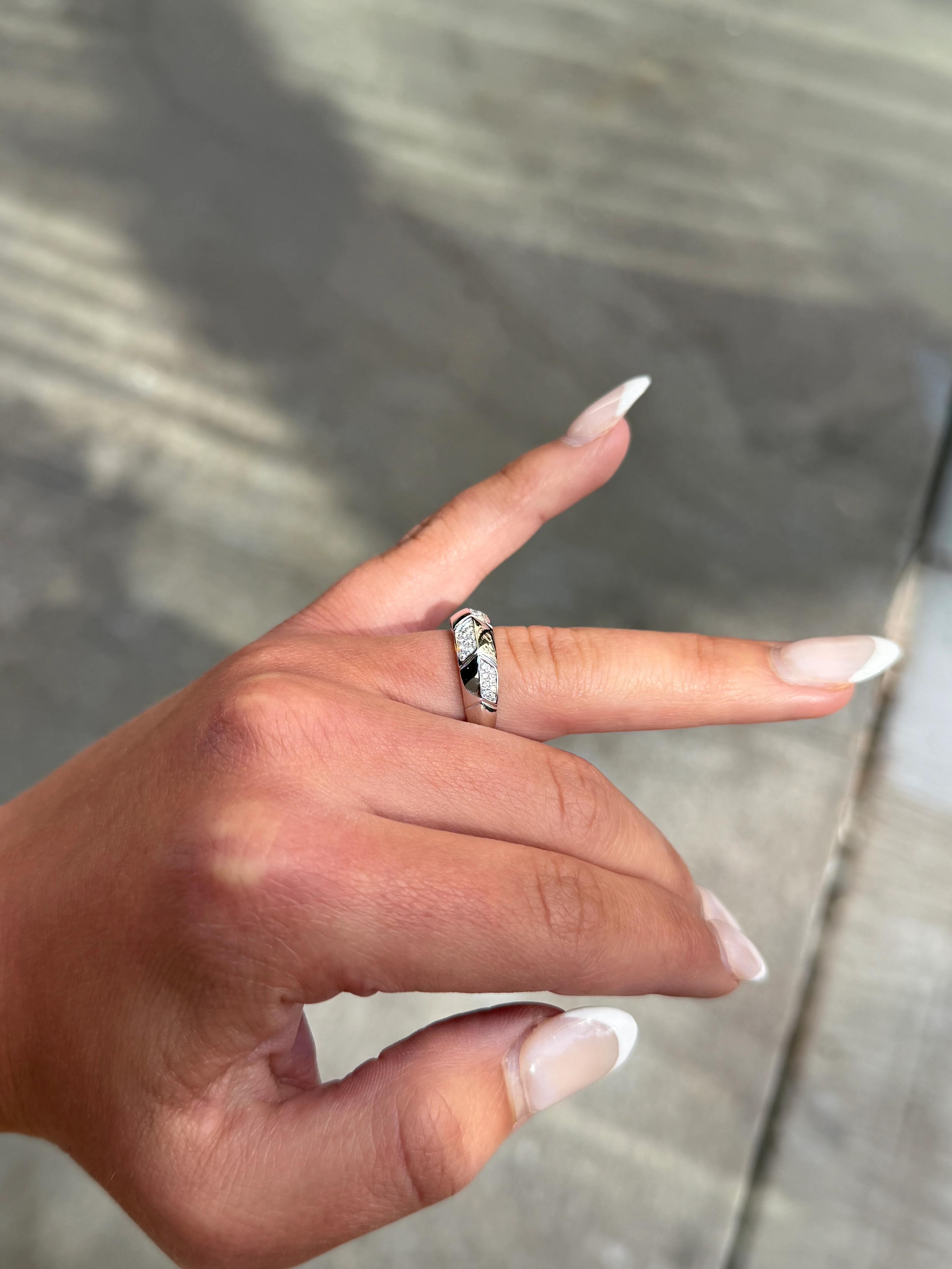 Ladies White Gold and Round Diamond Graduated Ring - Image 3
