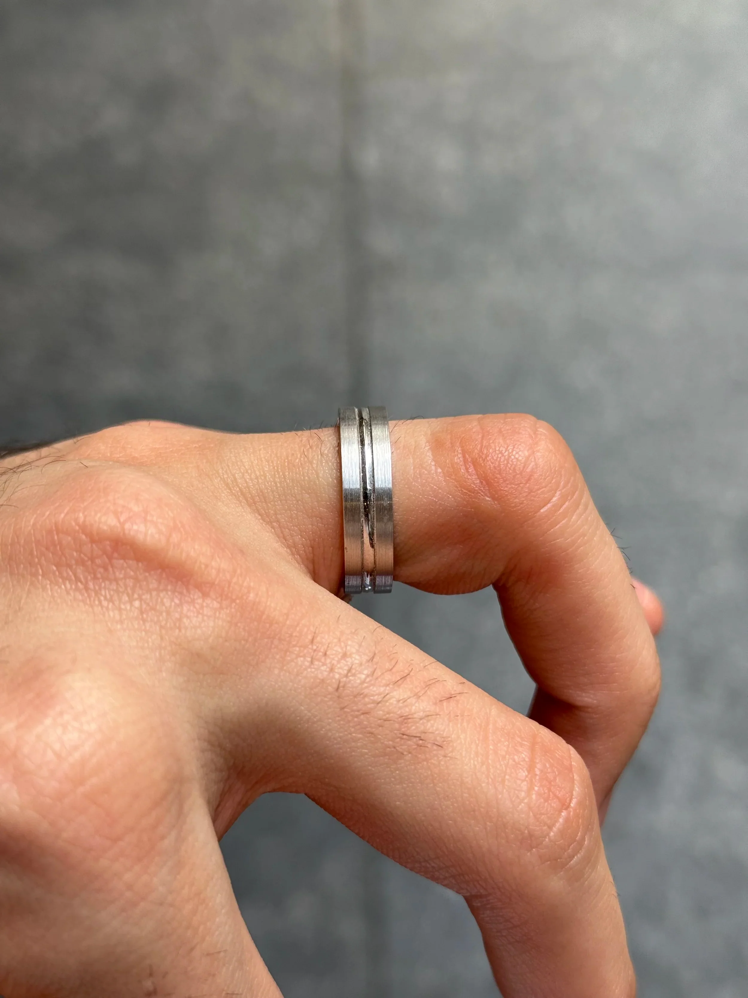 Men's Middle Polish and Matte Finish Side Wedding Band - Image 3